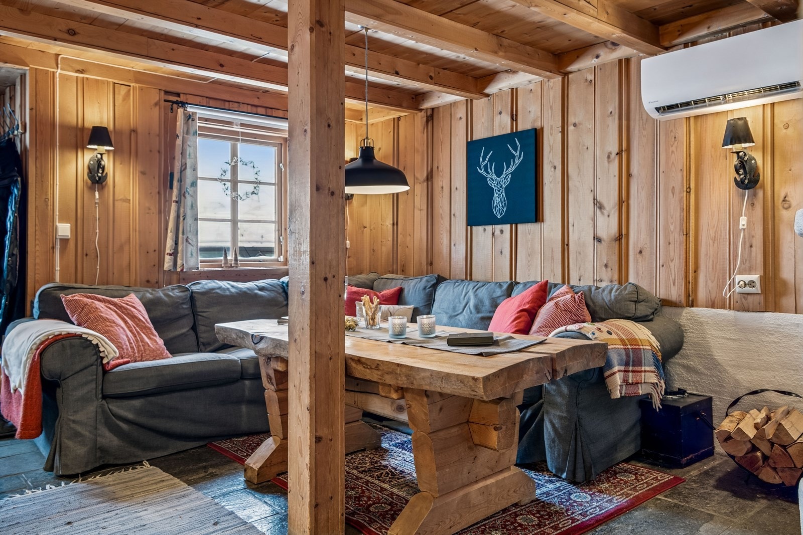 Stuen har god plass til en romslig sofagruppe for hyggelige kvelder. Galleribilde