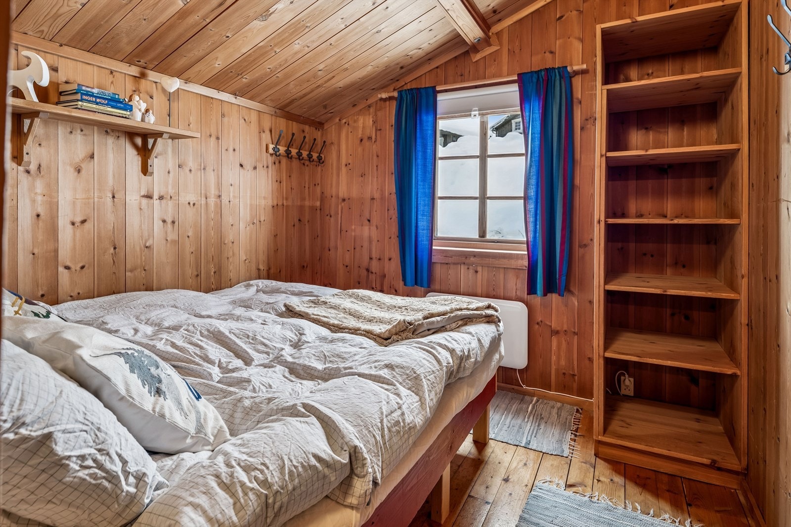 Soverommet har åpen hylleplass for oppbevaring. Galleribilde