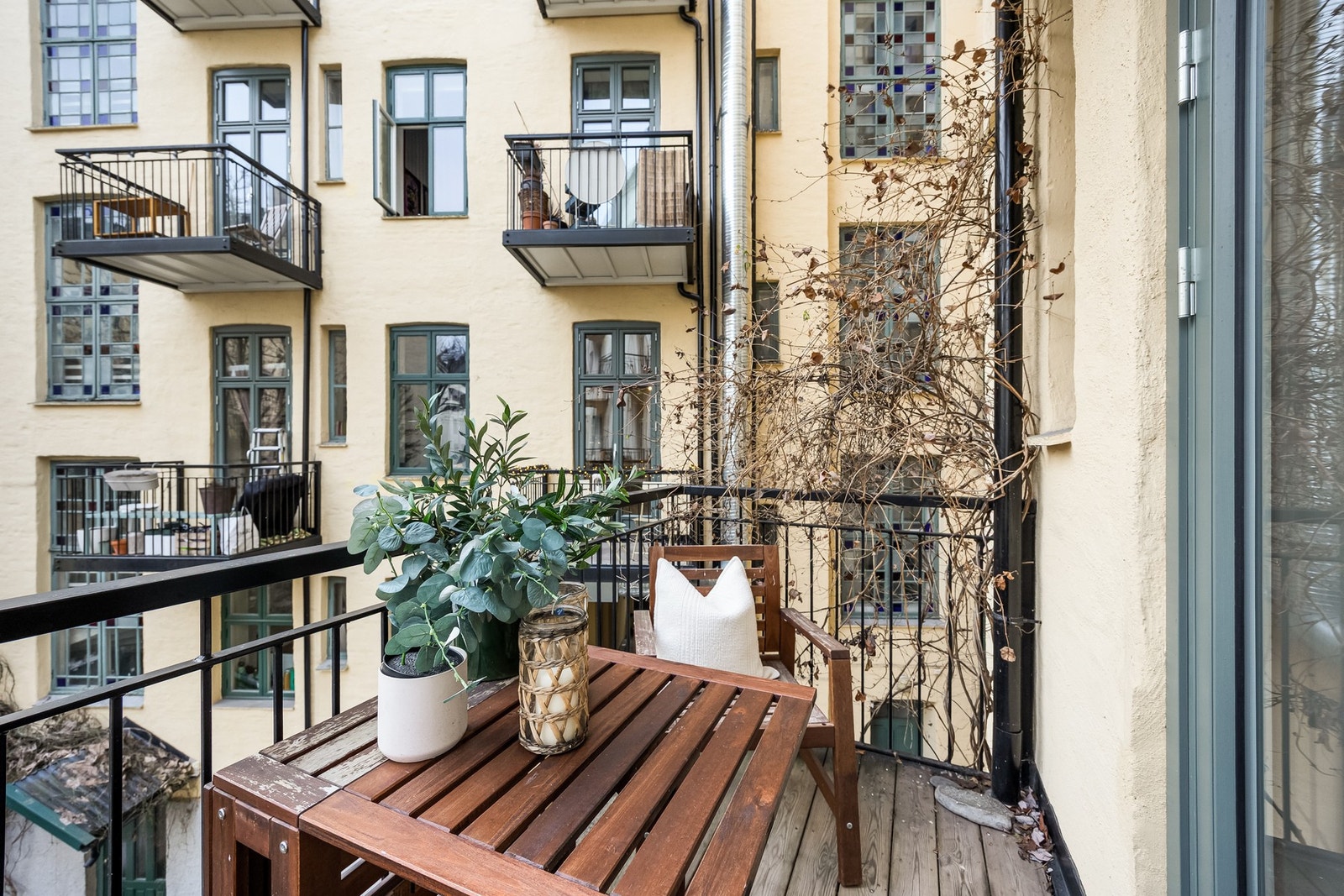 Vender ut mot trivelig bakgård. Galleribilde