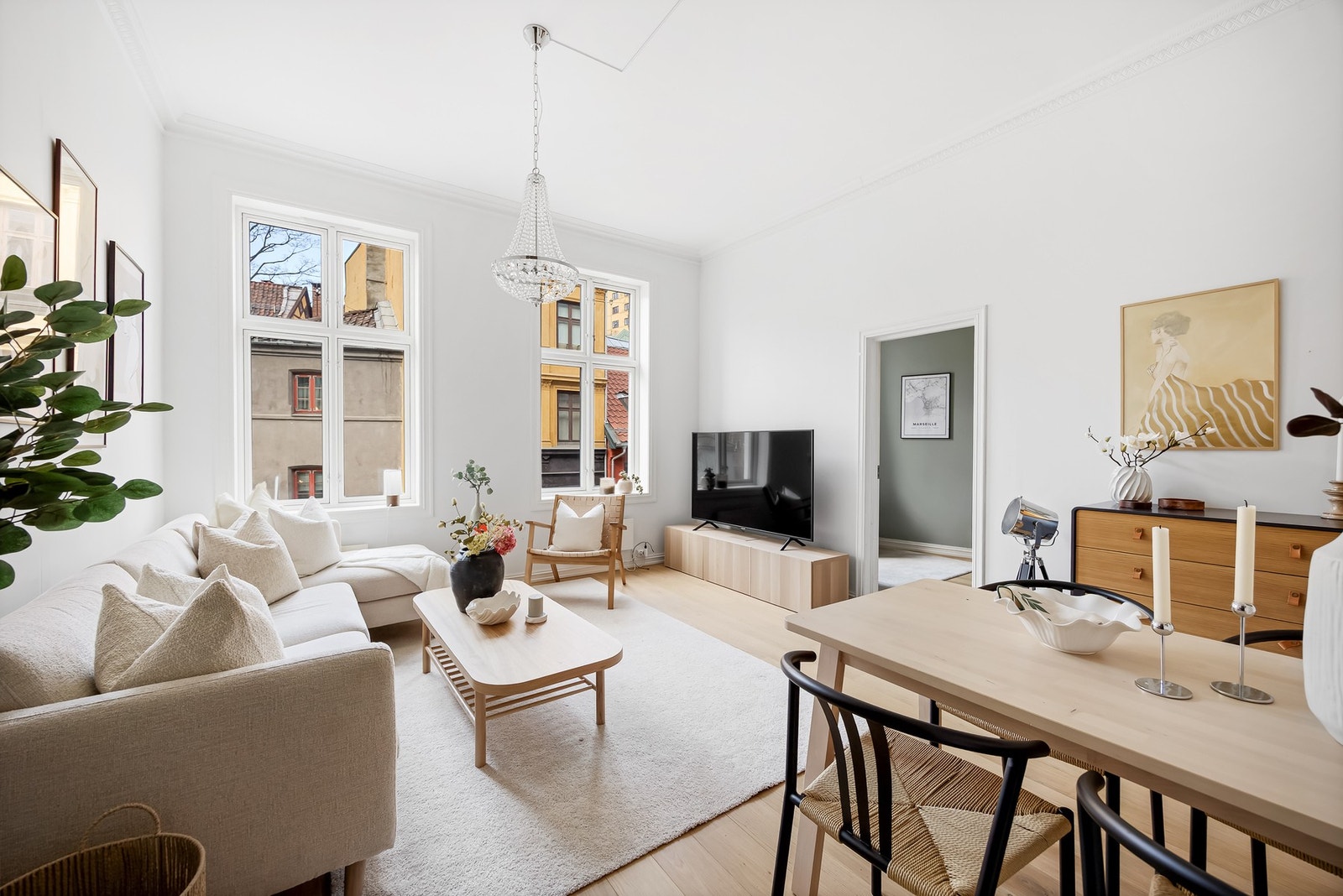 Lys og romslig stue med store vindusflater som gir gode lysforhold. Galleribilde