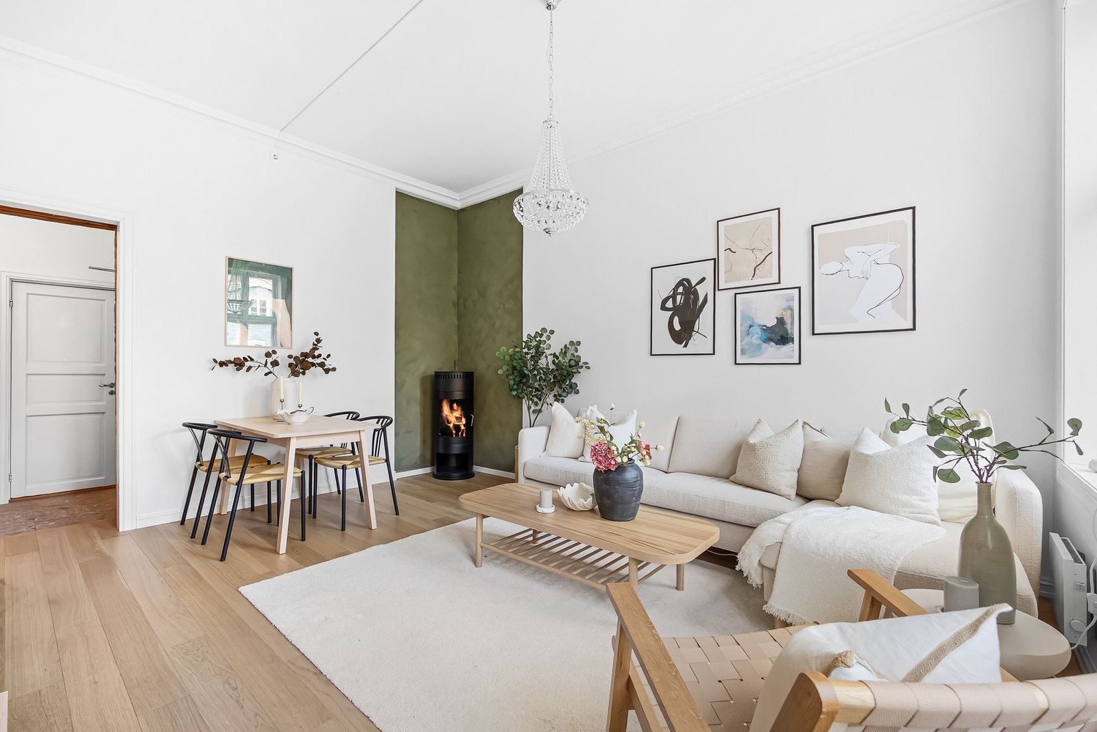 Leiligheten har klassiske detaljer som stukkatur og rosett, samt svært god takhøyde som gir en luftig romfølelse. Galleribilde