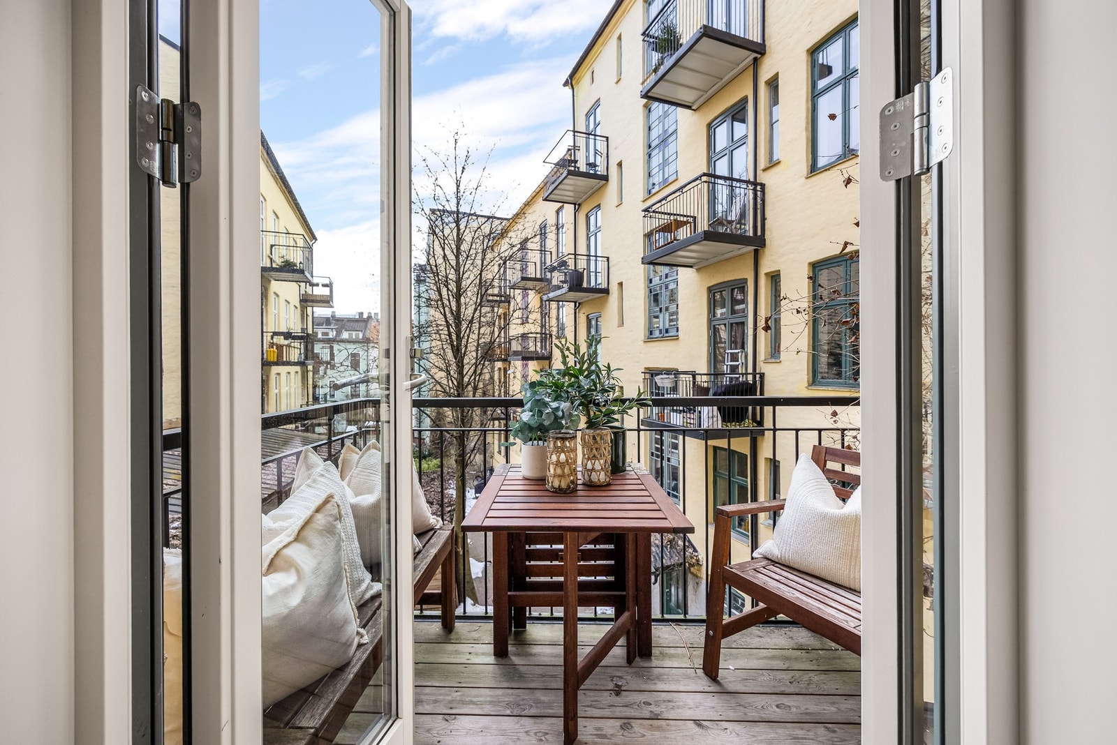 Dette er en arkitekttegnet og svært tiltalende 3-roms leilighet i skjermede, grønne omgivelser, sentralt plassert mellom Grünerløkka og St. Hanshaugen. Galleribilde