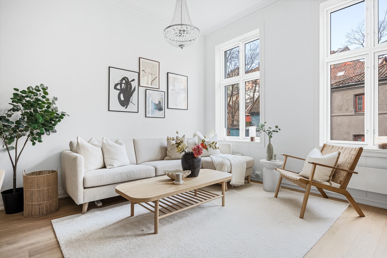 Her er det god plass til både stor sofagruppe og spisebord. Galleribilde