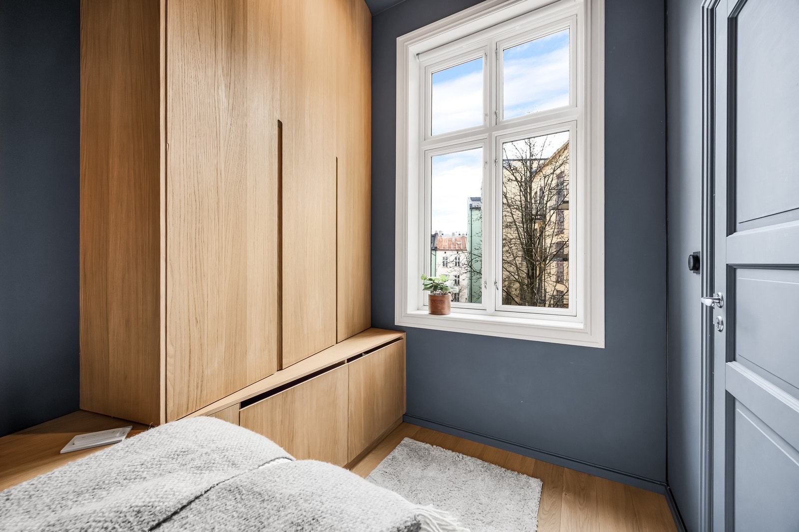 Soverommet er innredet med plassbygget garderobelønsing fra 2023. Galleribilde