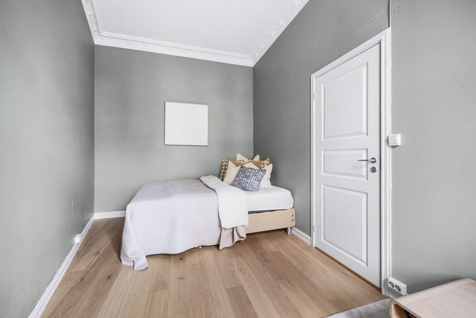 Soverom av god størrelse med plass til dobbeltseng og graderobeløsning. Galleribilde