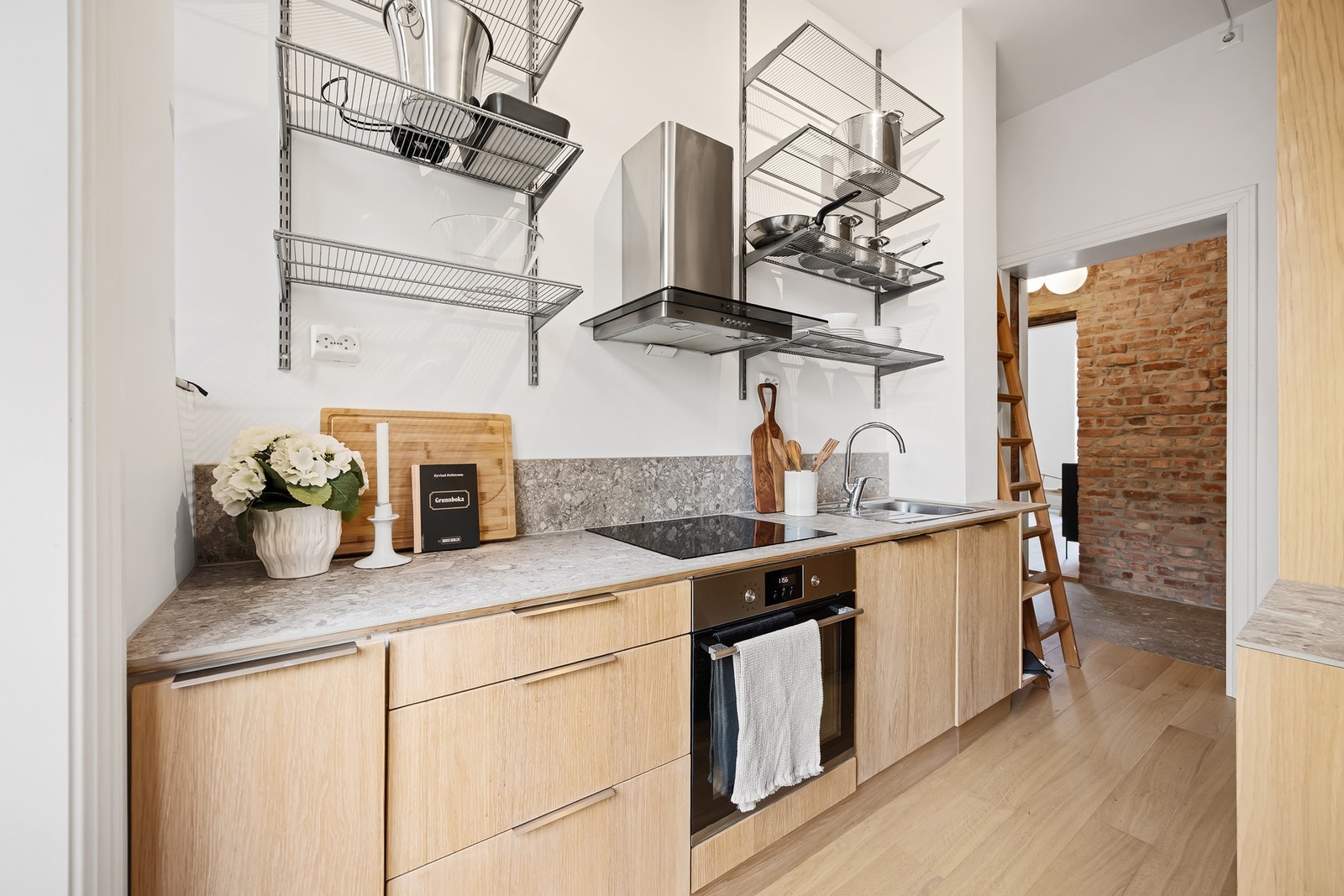 Kjøkkenet har integrerte hvitevarer, inkludert kjøl/frys fra Samsung, oppvaskmaskin, stekeovn og platetopp fra Ikea/Whirlpool, veggmontert avtrekksvifte fra UPO og vinkjøleskap fra Temptech. Galleribilde