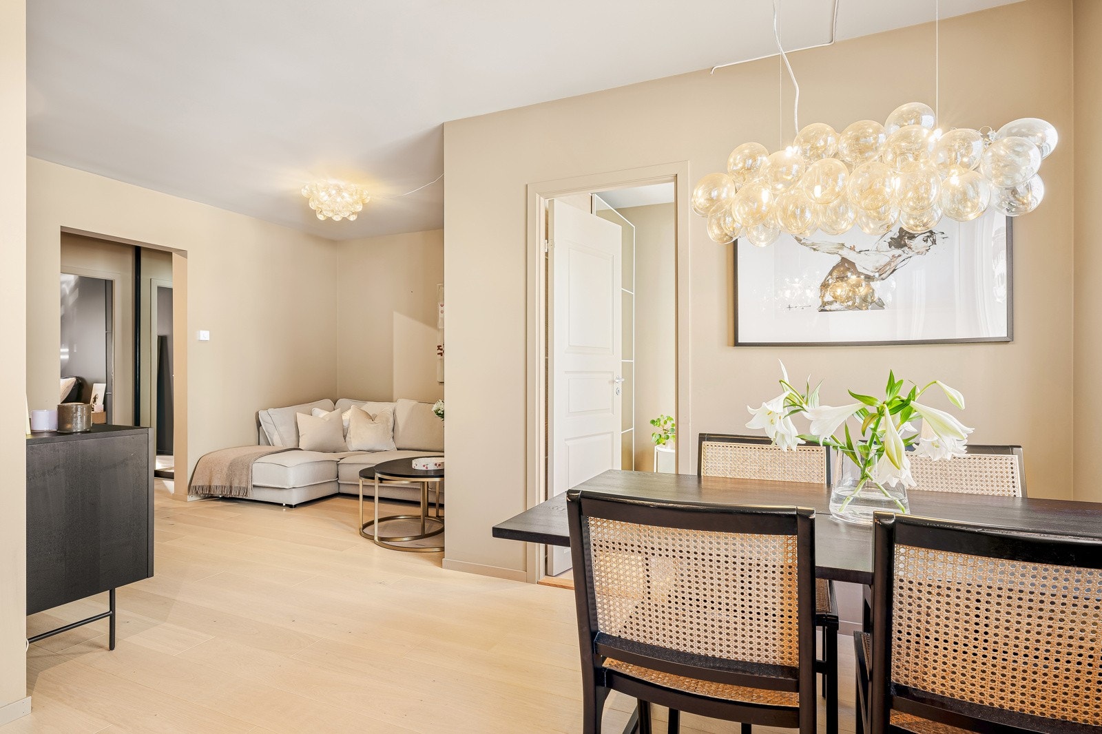 Spisebordet har sin naturlige plassering i tilknytning til kjøkkenet. Galleribilde