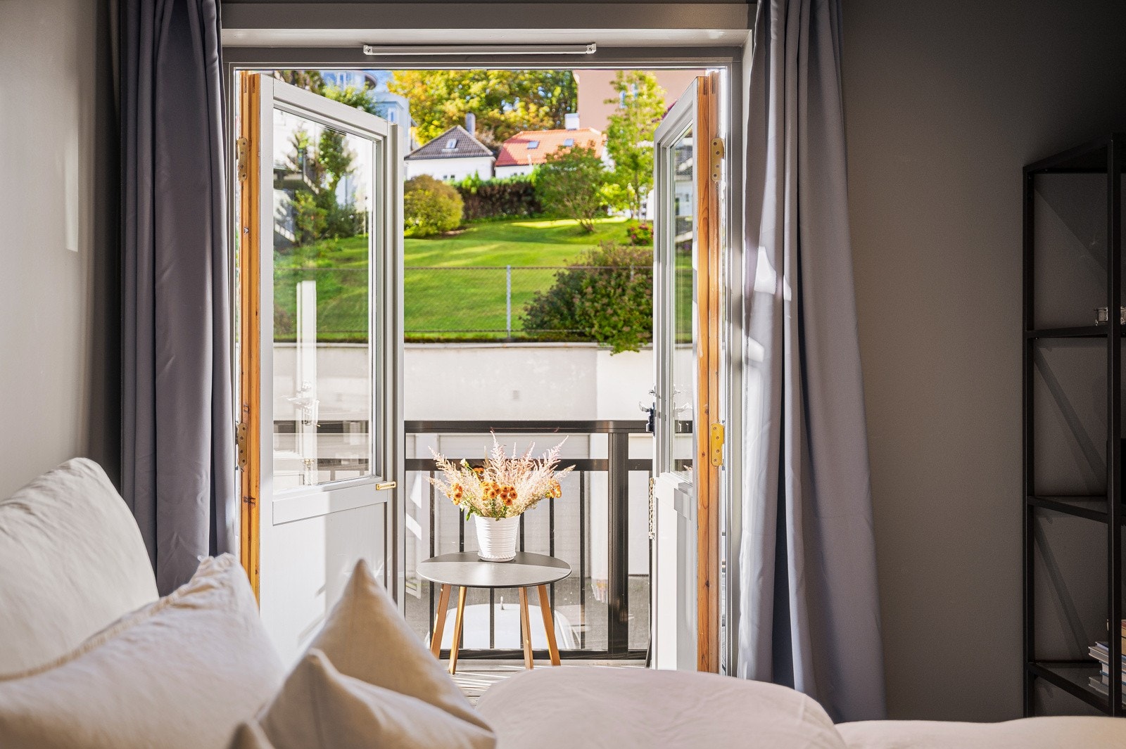 Rommet vender mot rolig bakgård uten gjennomgangstrafikk. Galleribilde