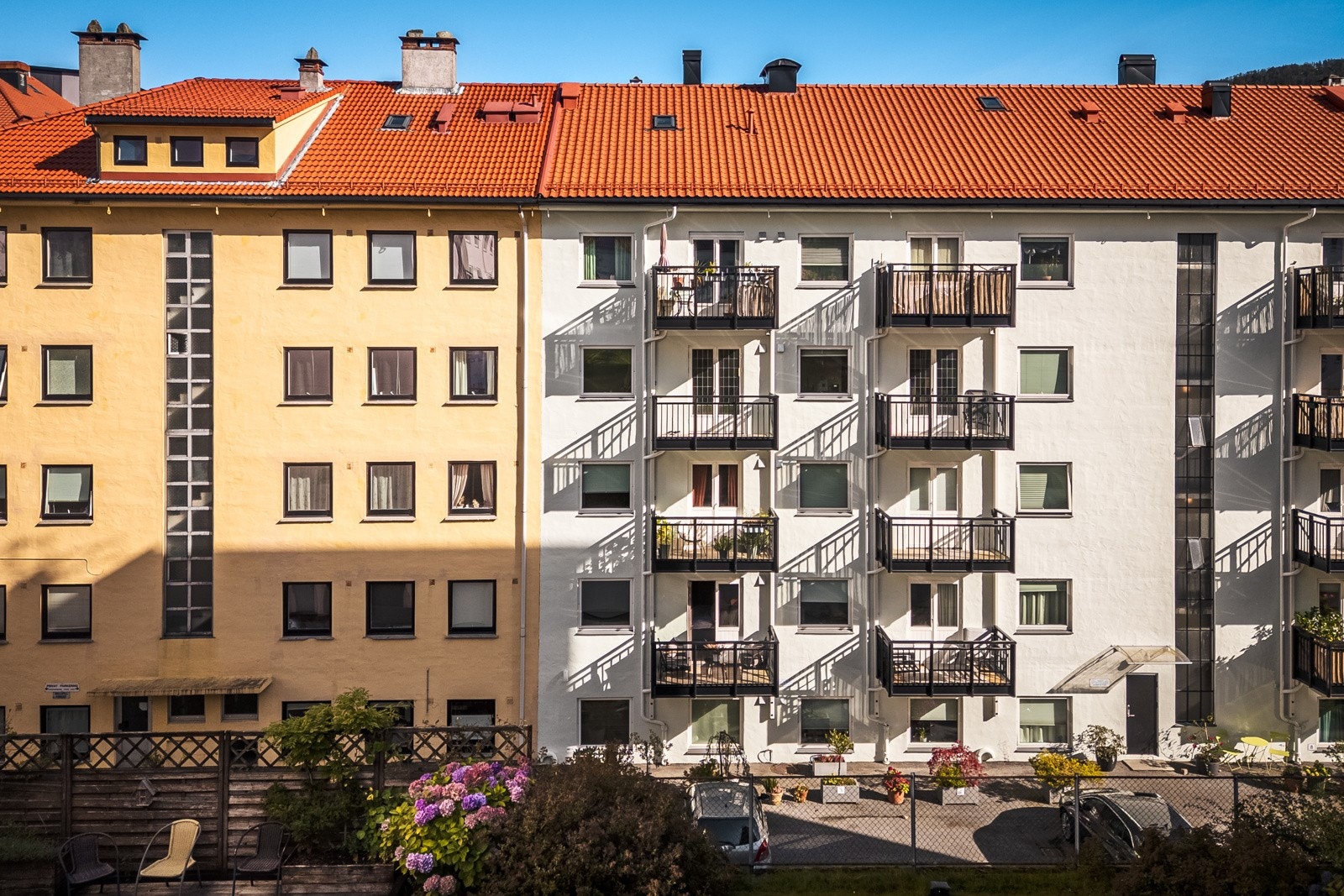 Aksjelaget Strandgaten 210 består av 20 leiligheter og to næringslokaler. Det er parkeringsplasser i laget som tildeles etter venteliste/ansiennitet. Galleribilde