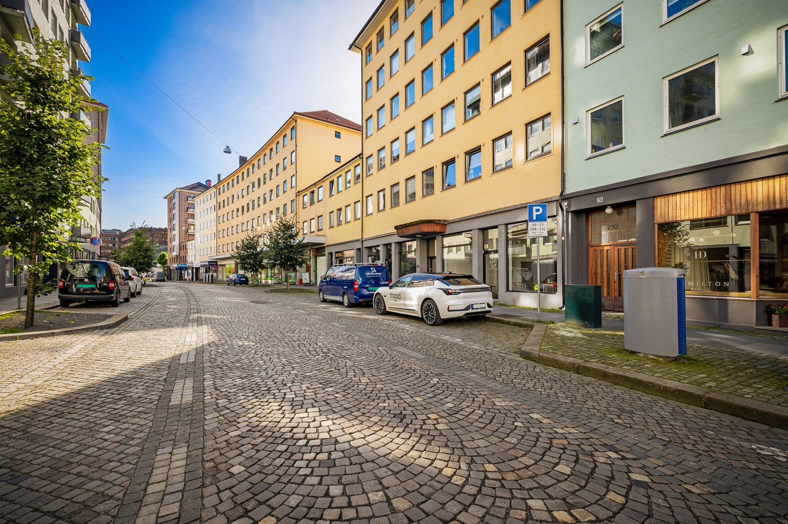 Det er dagligvarebutikk og busstopp like utenfor bygget. Galleribilde