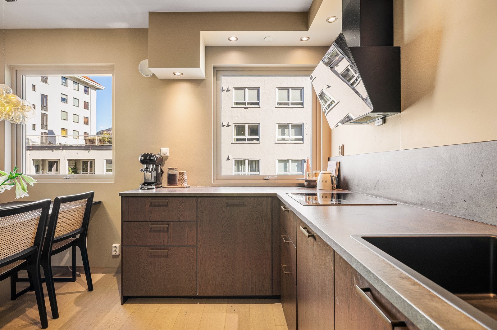 Spottbelysning over kjøkkenbenken gir godt arbeidslys. Galleribilde