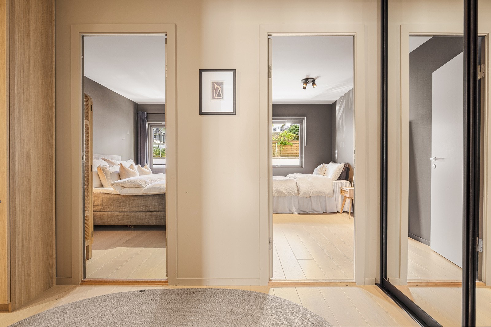 Leilighetens to opprinnelige soverom holder begge god størrelse og har god plass til dobbeltseng og garderobeskap. Galleribilde