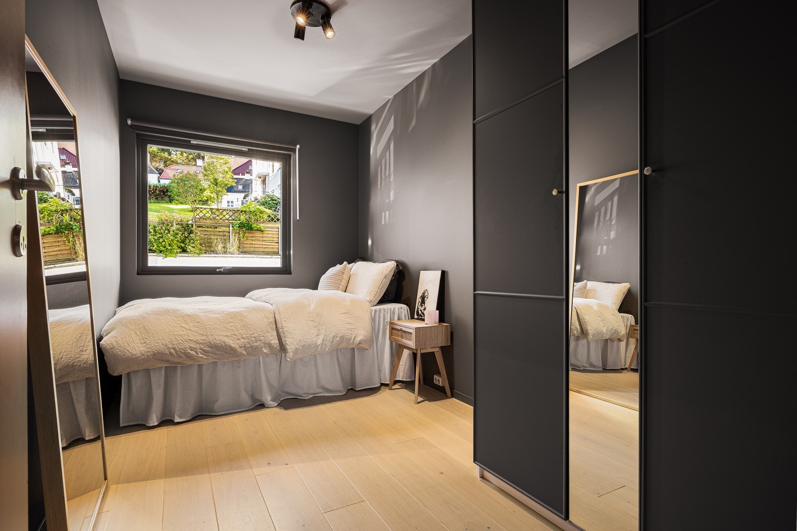 Det andre soverommet har også plass til seng og skrivebord, og er innredet med en romslig garderobe. Galleribilde