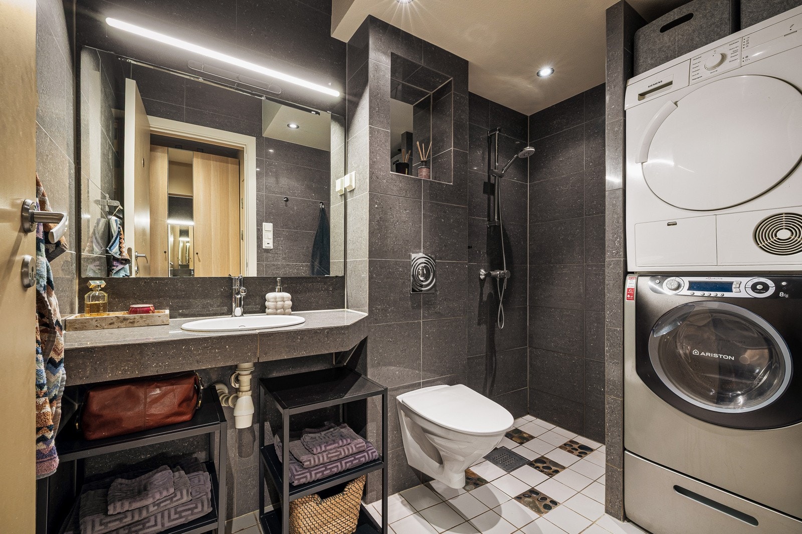 Pent bad med plassbygget nisje for vaskemaskin og tørketrommel. Galleribilde