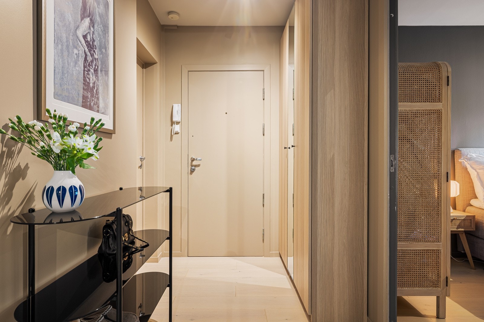 Legg merke til garderobeskapet til høyre i bildet som kommer i tillegg til den romslige skyvedørsgarderoben. Galleribilde