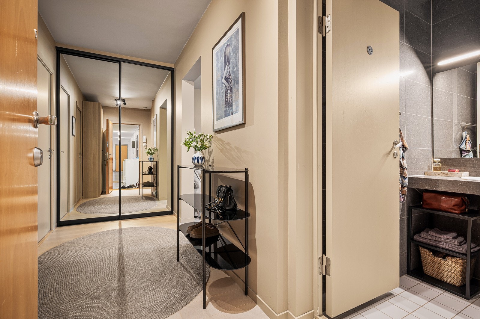 I gangen er det en stor skyvedørsgarderobe med speilfronter, denne fungerer som både innvendig bod og garderobe grunnet størrelsen. Galleribilde