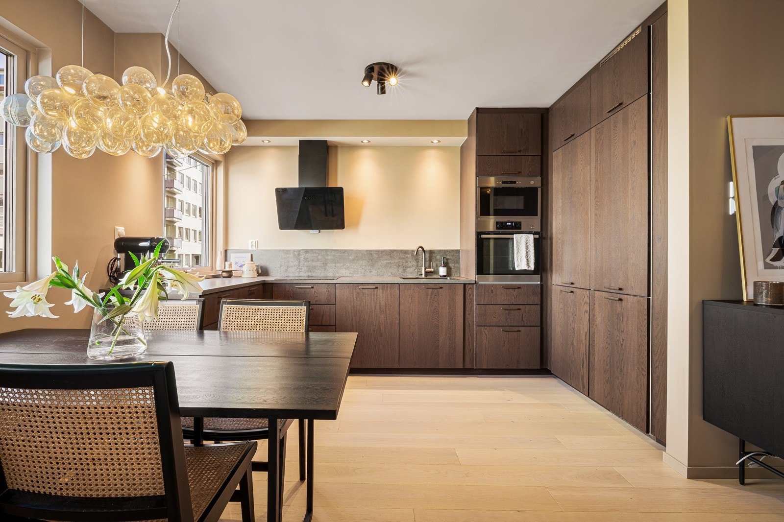 Leiligheten ble i 2021 pusset opp med nytt parkettgulv, nymalte overflater og et nytt lekkert kjøkken. Galleribilde