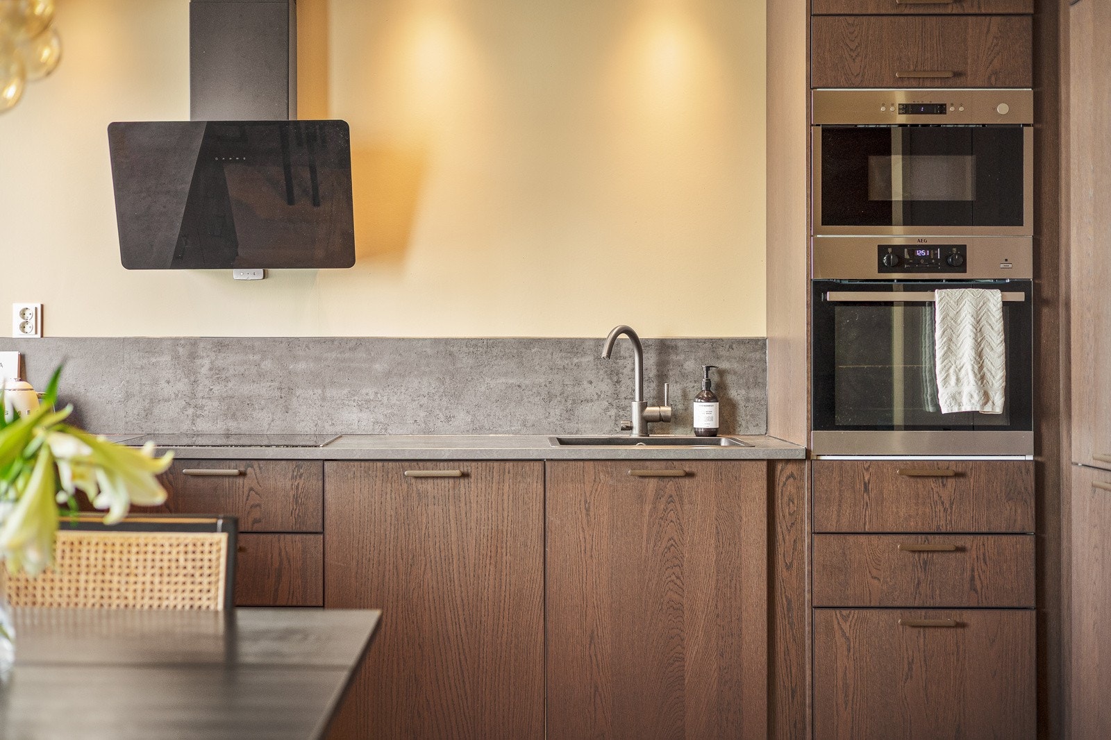 Kjøkkenet er fra IKEA og har integrerte hvitevarer som medfølger i handelen. Galleribilde