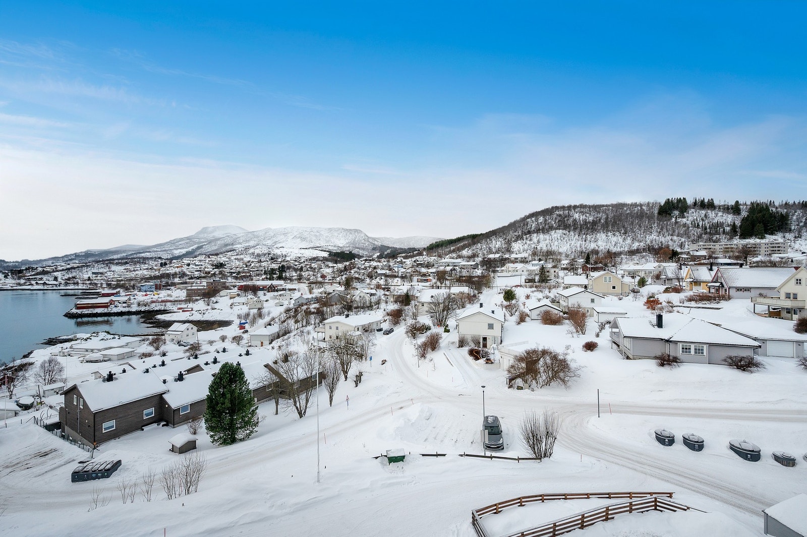 Leiligheten ligger i byggets toppetasje og nyter godt av både gode sol- og utsiktsforhold. Galleribilde