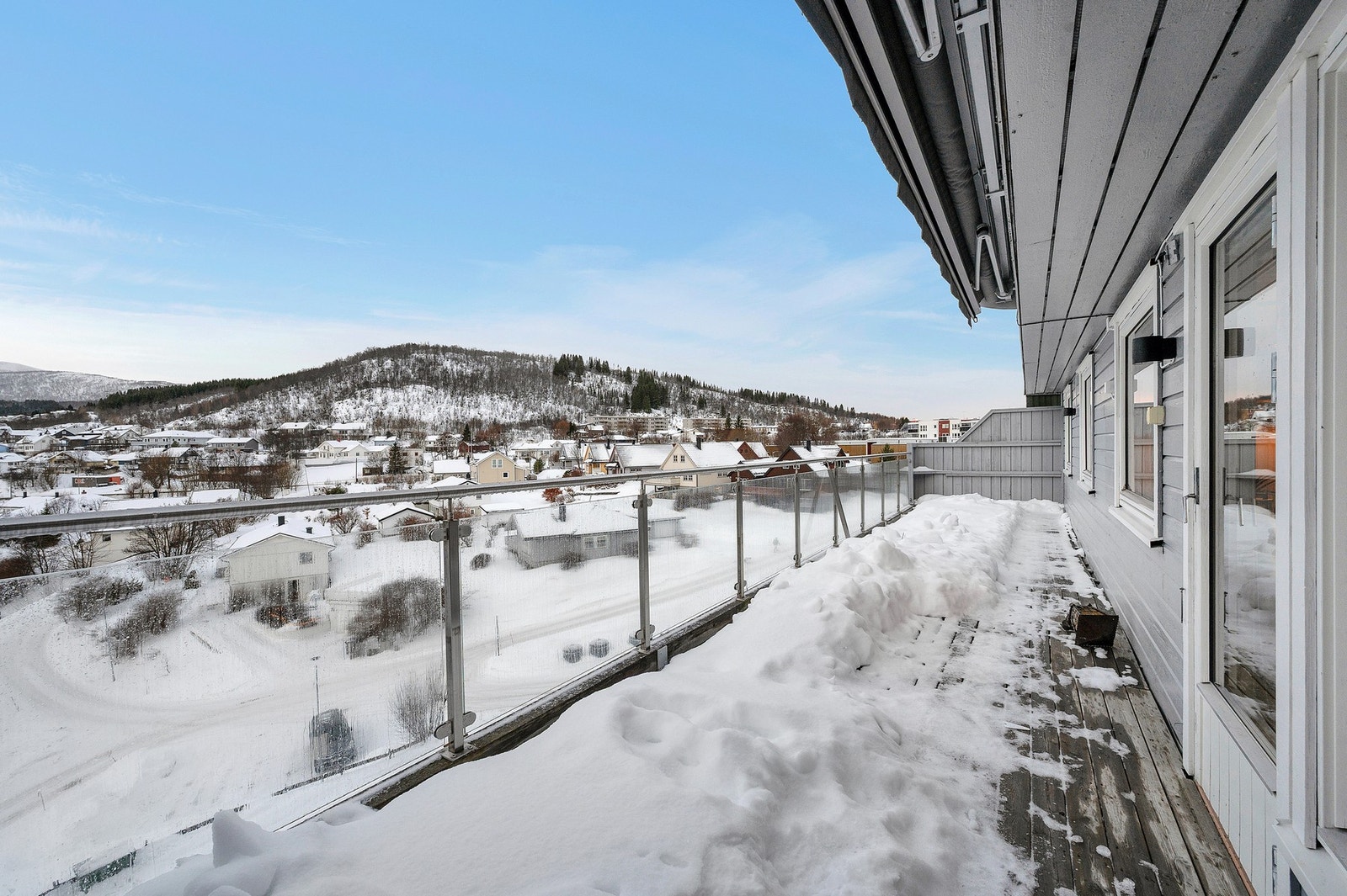 Terrassen strekker seg langs hele leiligheten i front og har tilnærmet ingen innsyn. Galleribilde