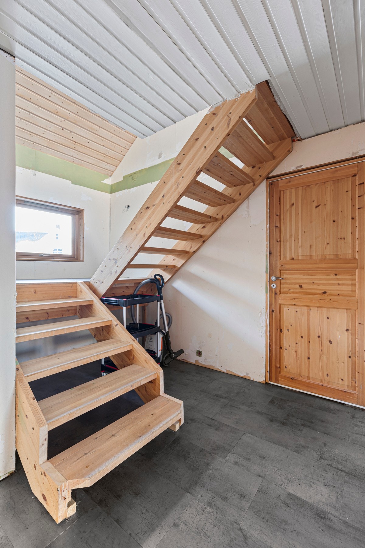 Gang med trapp. Galleribilde