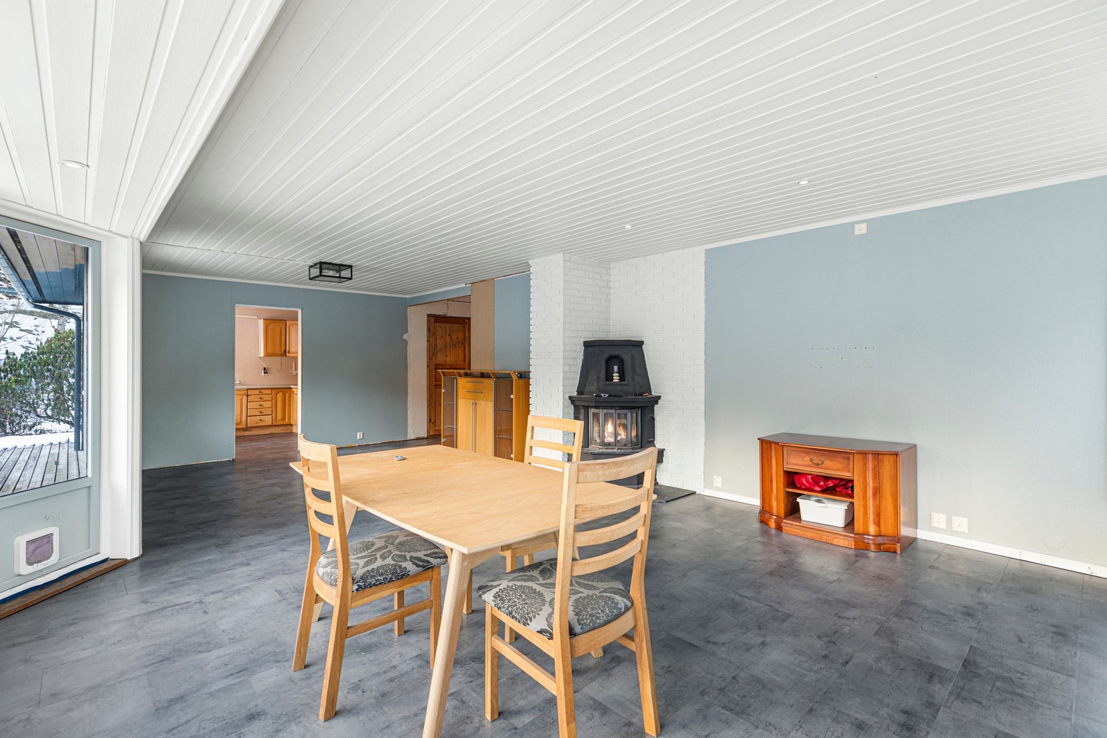 Romslig stue med peis. Galleribilde