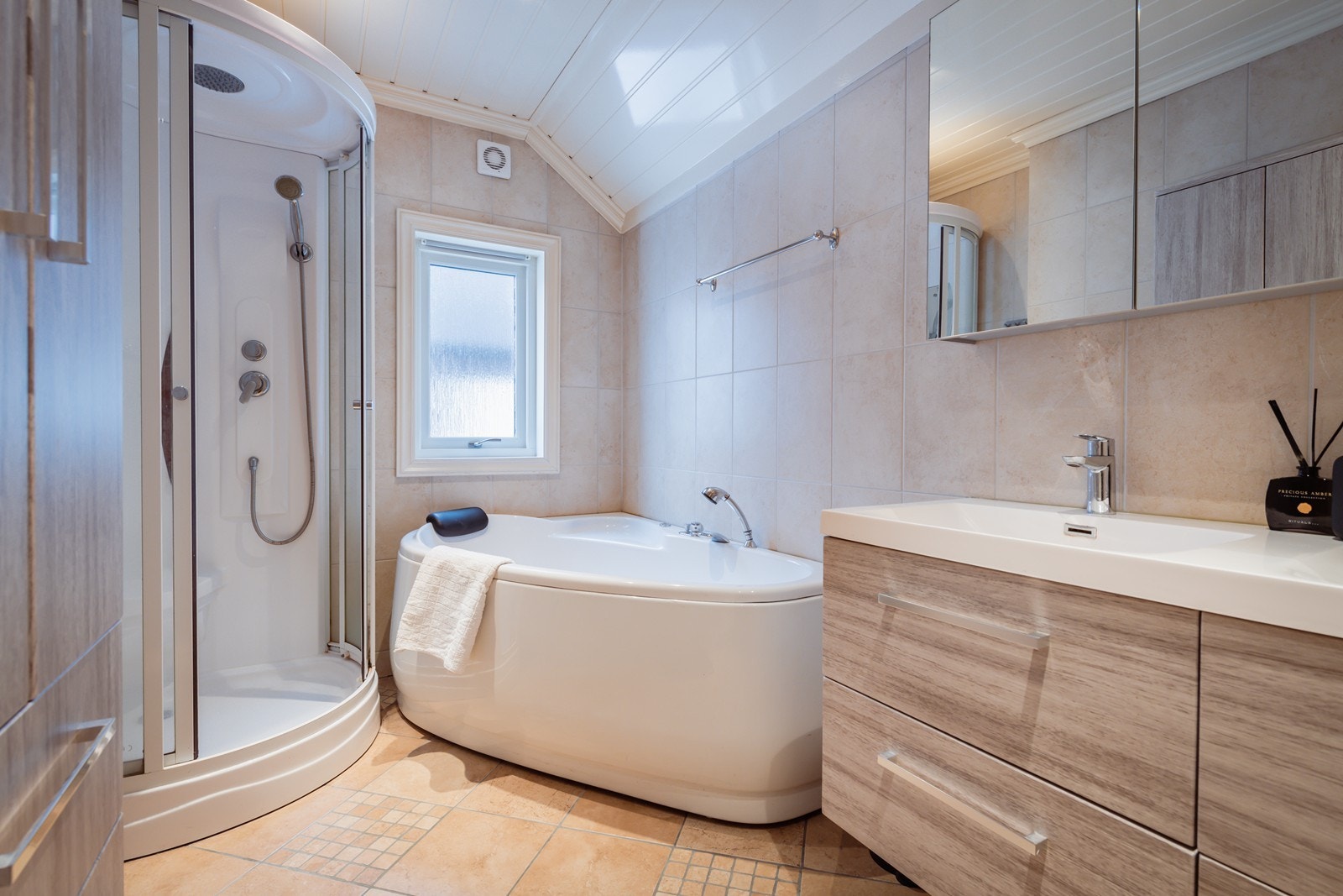 Ikke alle baderom har plass til et badekar. Her får du dusj OG badekar Galleribilde