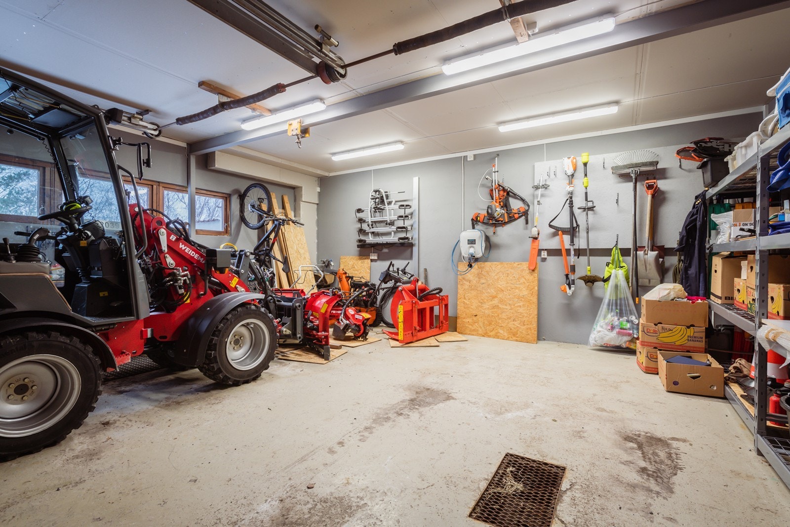 Kan også brukes som en sportsbod eller hobbyrom dersom du heller vil ha bilen stående ute Galleribilde