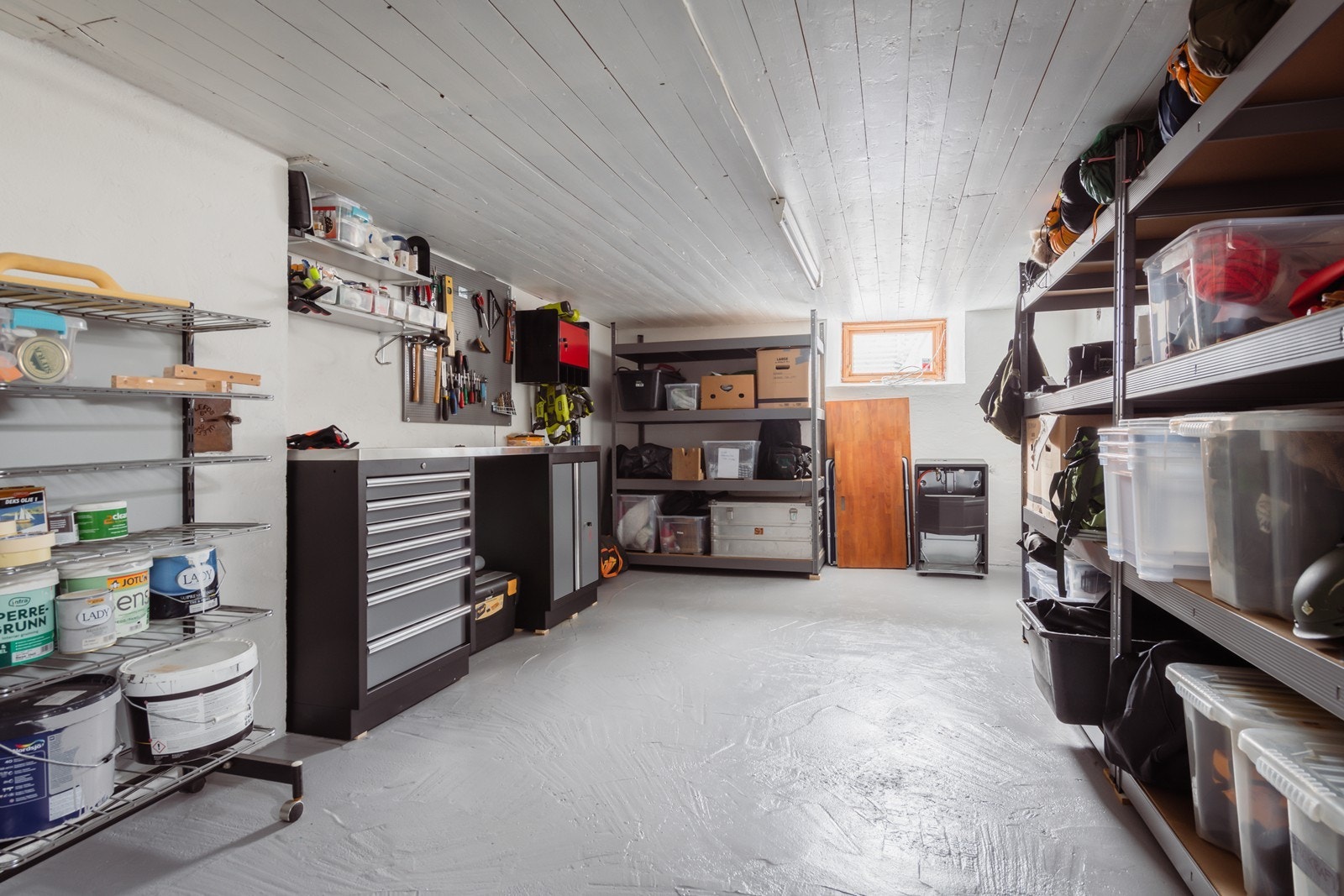 Underetasjen er ingen krypkjeller. Her har du masse oppbevaringsplass Galleribilde