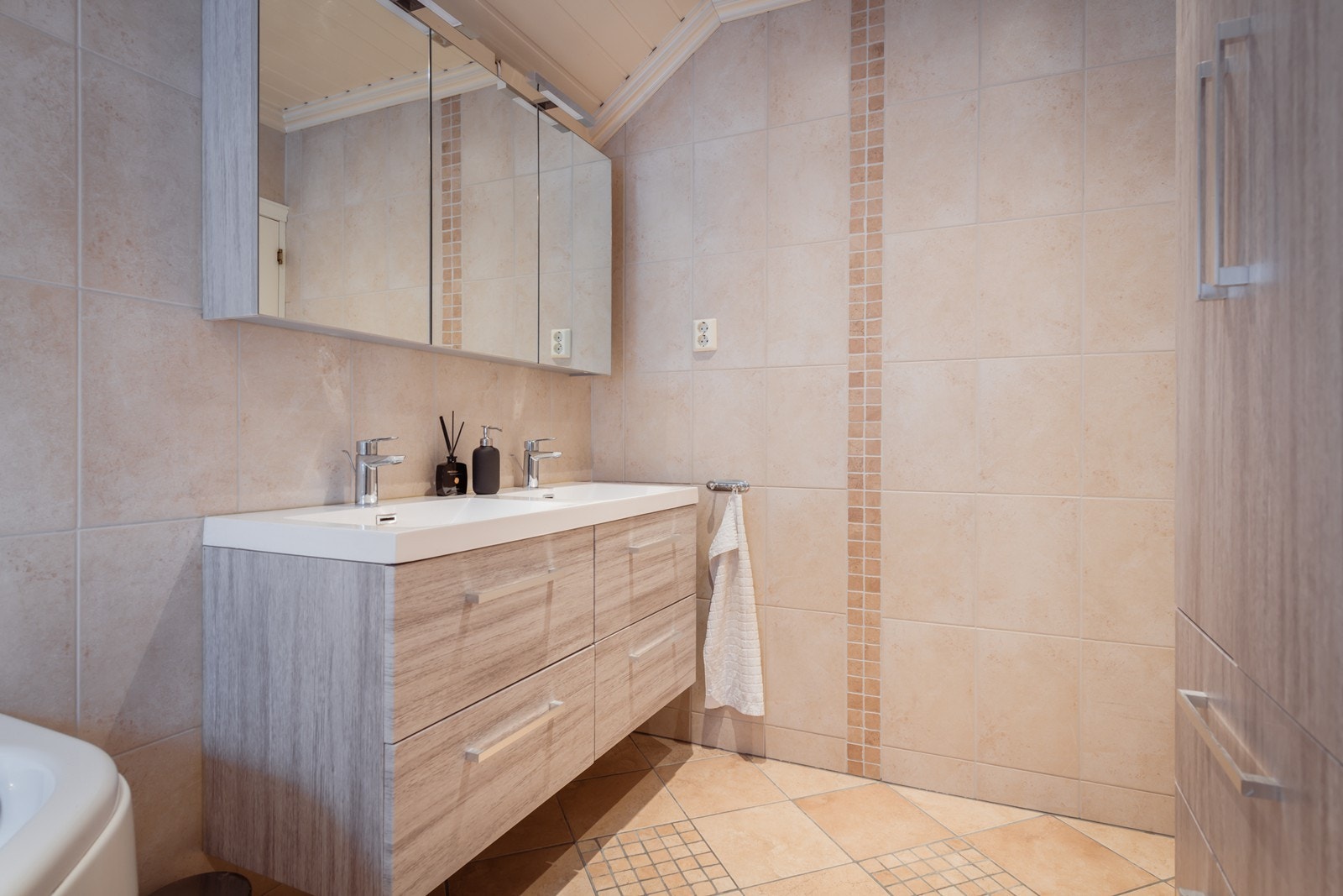 Mere skuffer og skap en baderom flest Galleribilde