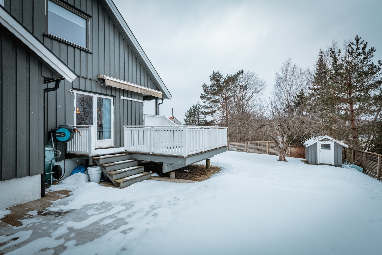 På baksiden av huset har du veranda og platting, skjermet fra naboer og veien Galleribilde