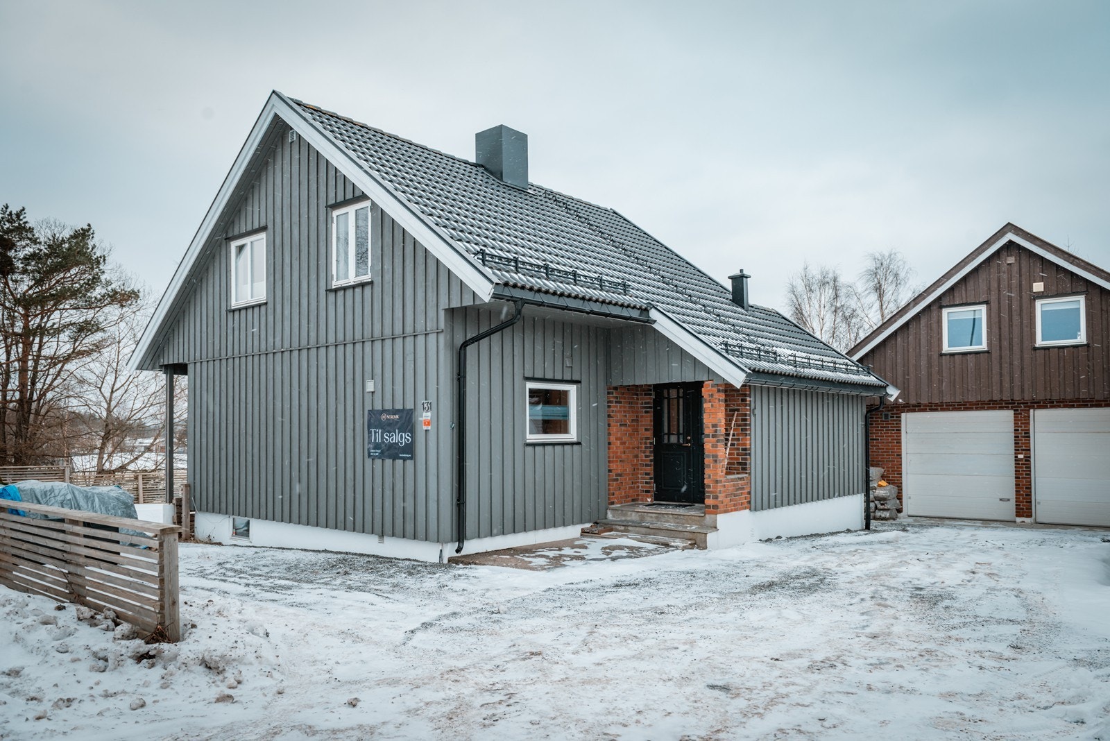 Her skal det ikke stå på om du har plass til bilene dine. Du får en dobbeltgarasje og stor oppkjørsel Galleribilde