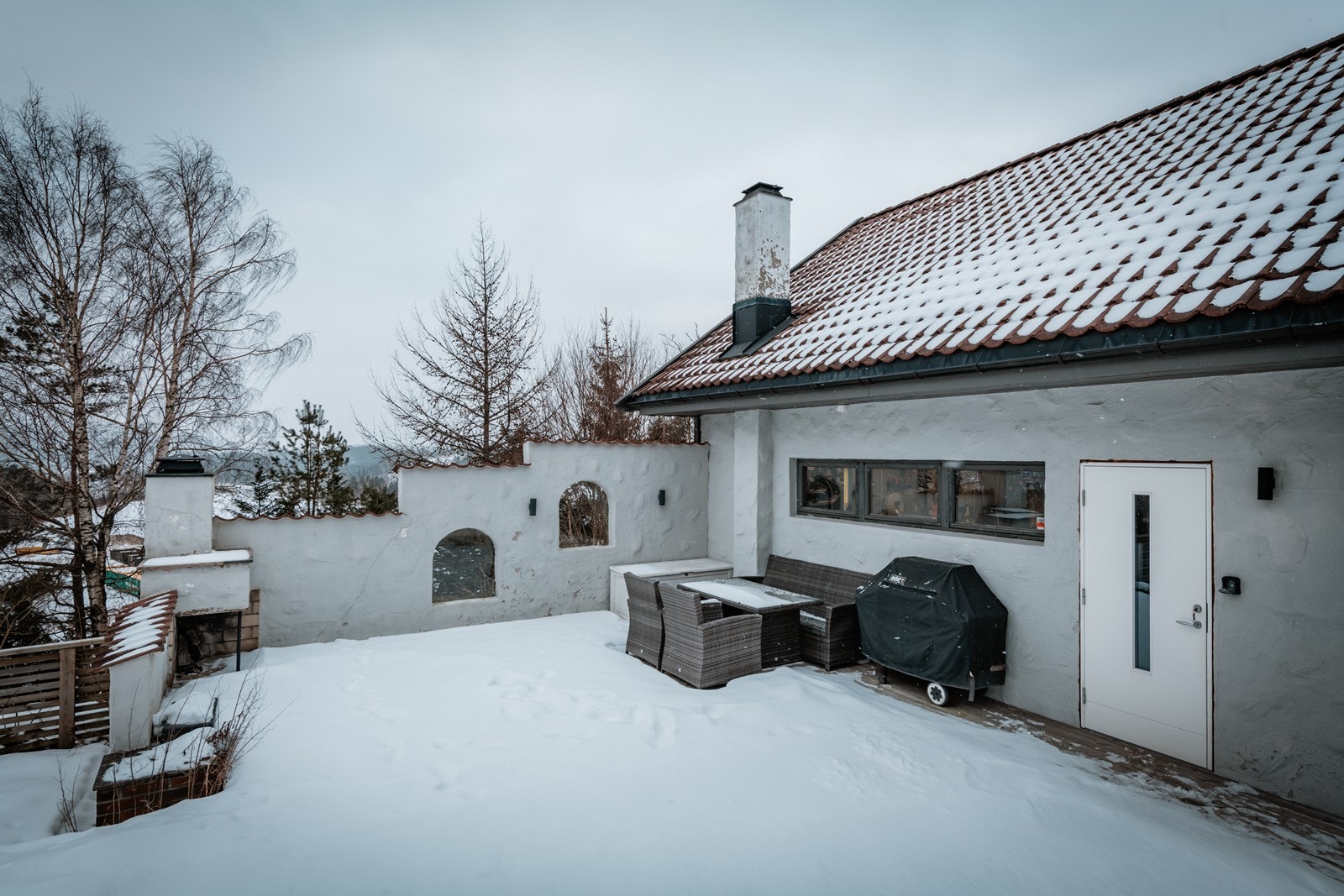 En uteplass som kan brukes sommer som vinter. Her har du en flott terrasse med utepeis Galleribilde