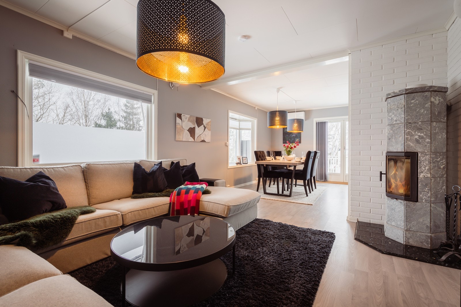 Det er en åpen løsning mellom spisestue og stua Galleribilde