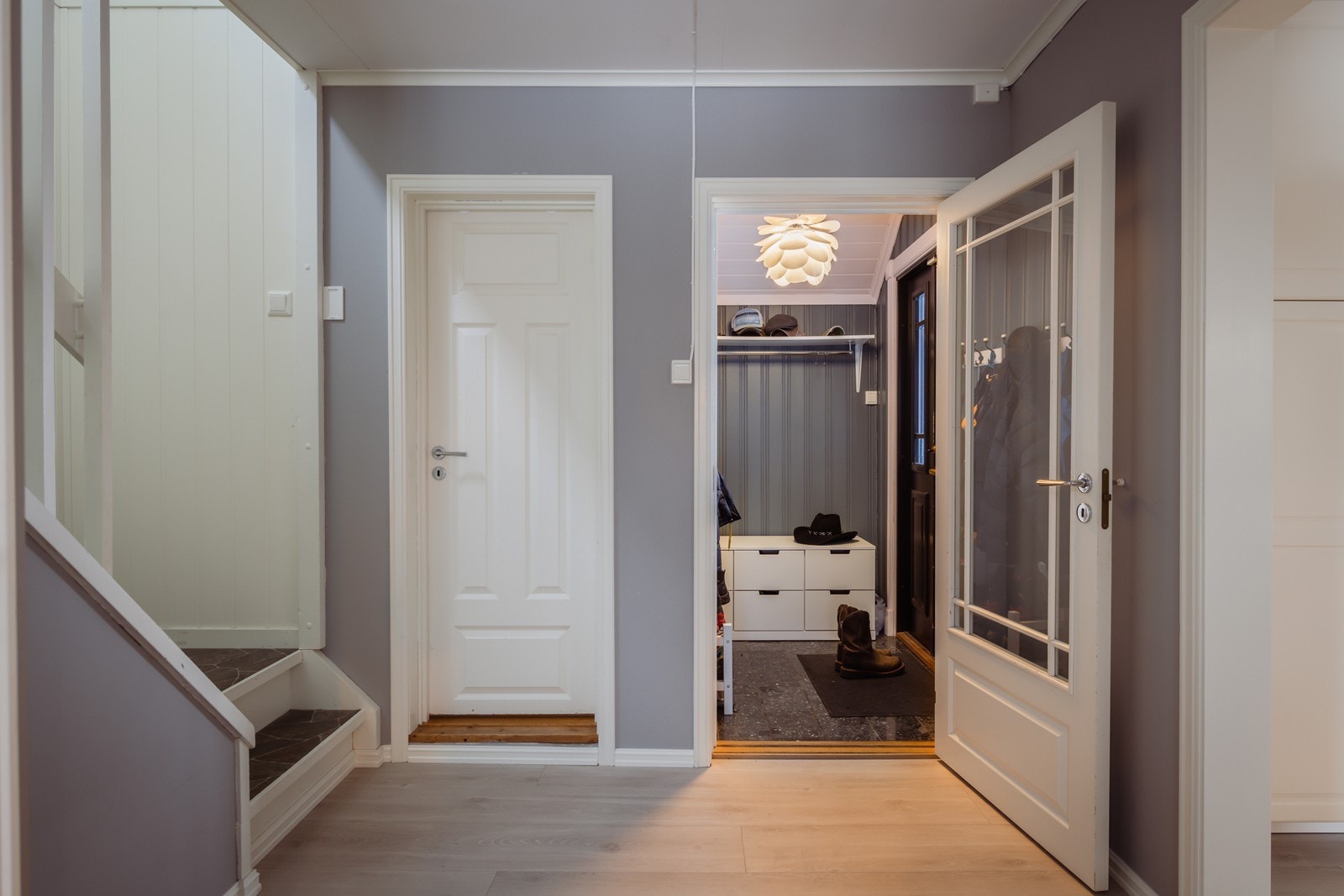 Liten entre til å sette av det skoa før du kan gå videre inn i gangen Galleribilde