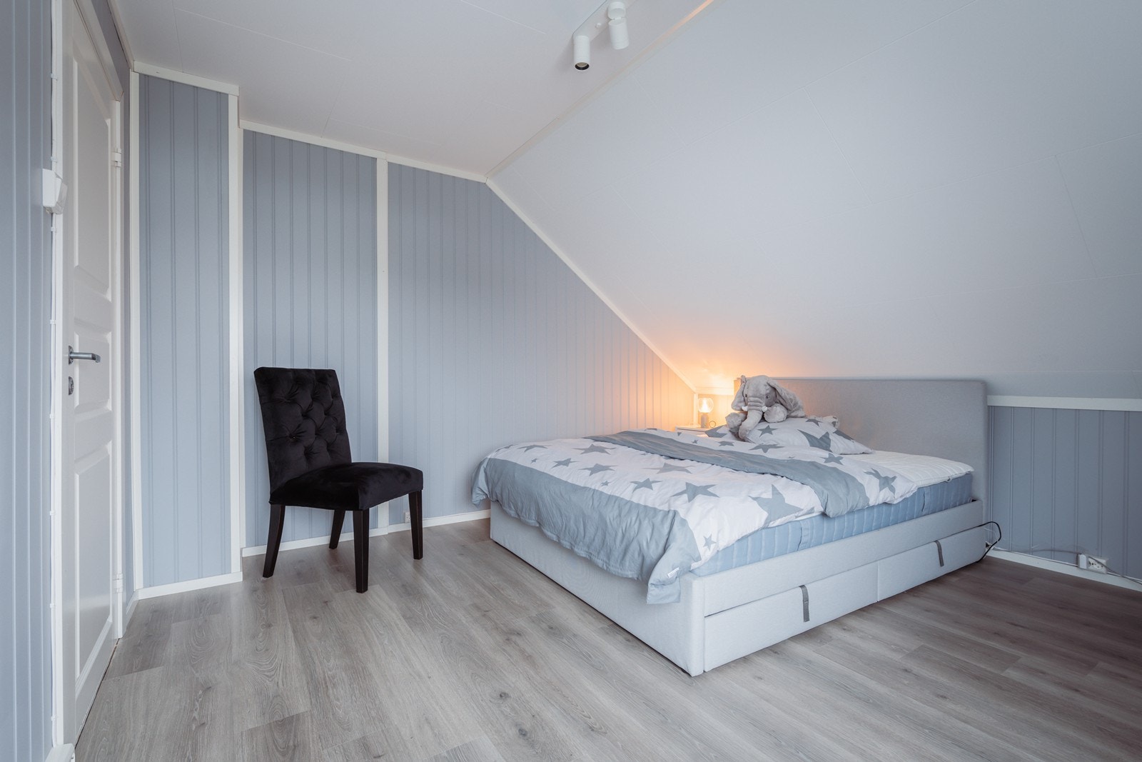 Romslig soverom for ungdommen Galleribilde