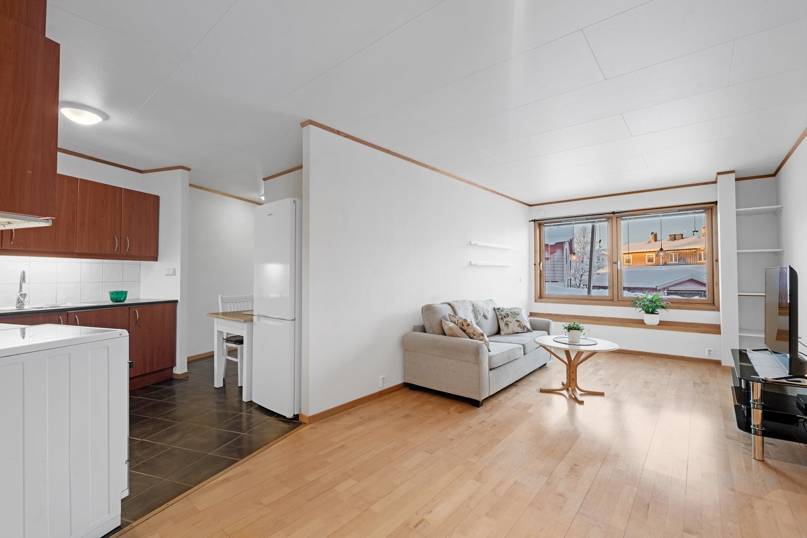 Romslig 2-roms selveierleilighet med parkering, lave felleskostnader og attraktiv beliggenhet! Galleribilde