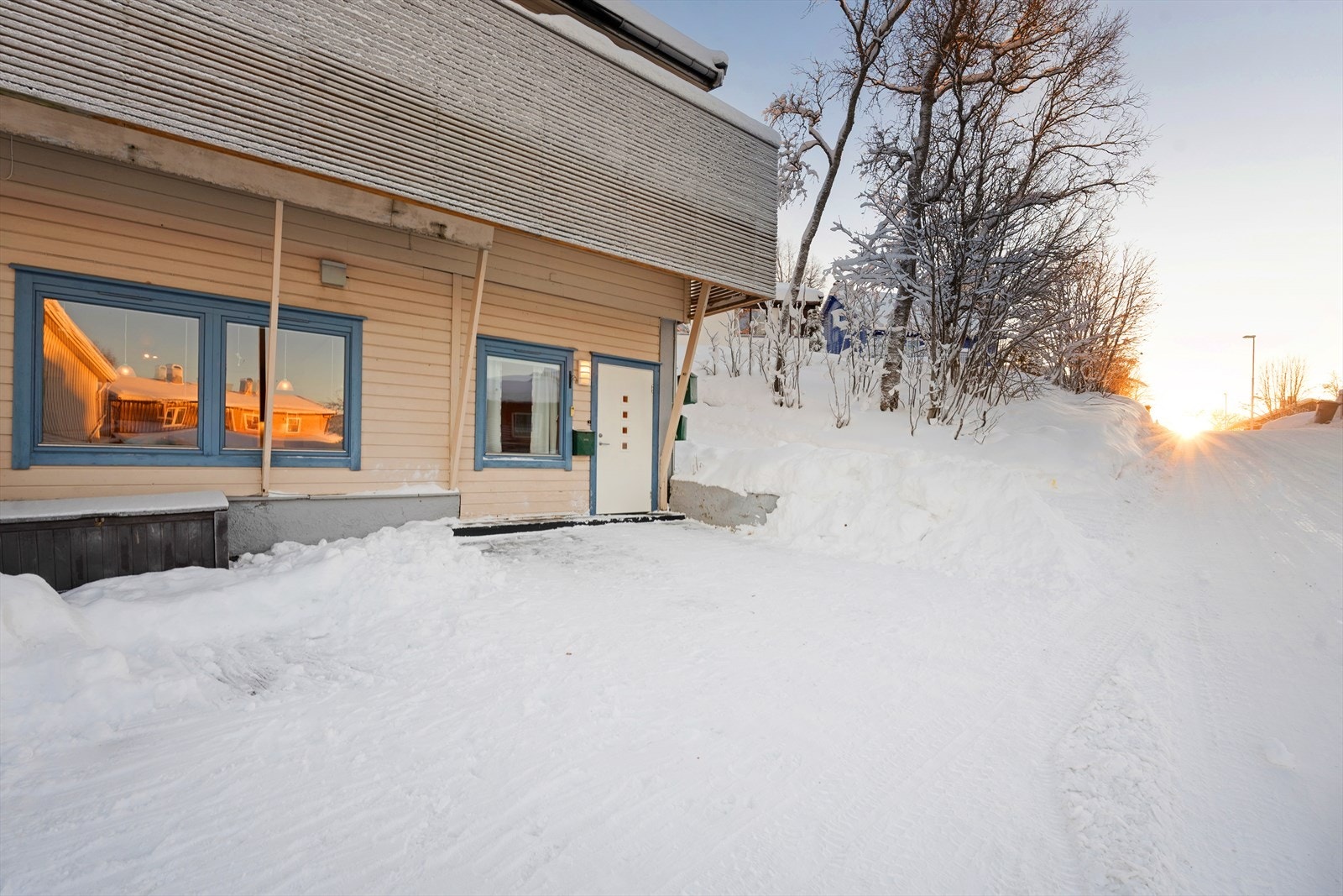 Biloppstillingsplass like utenfor inngangsdøren. Galleribilde