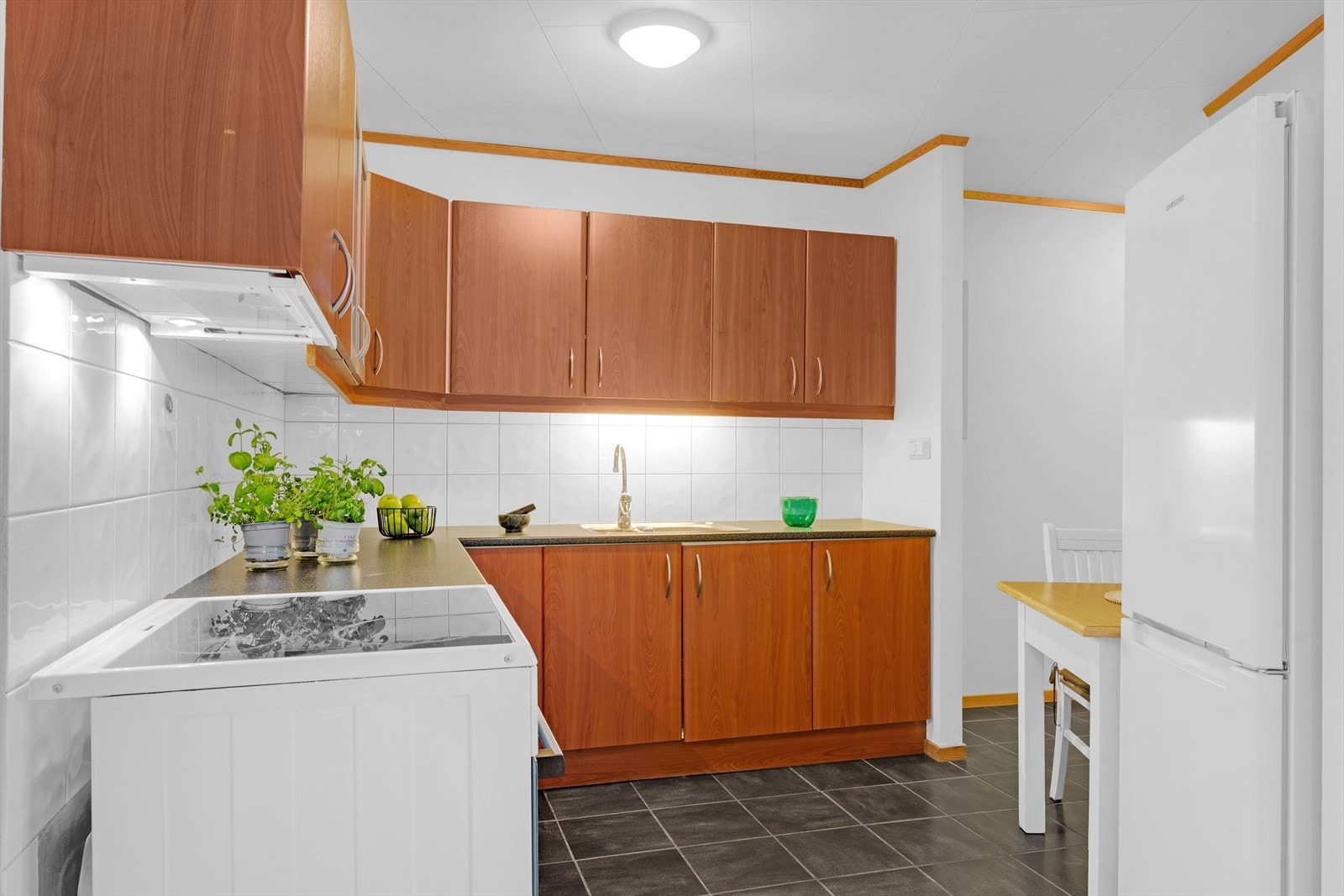 Gulvet er flislagt, med gulvvarme. Galleribilde