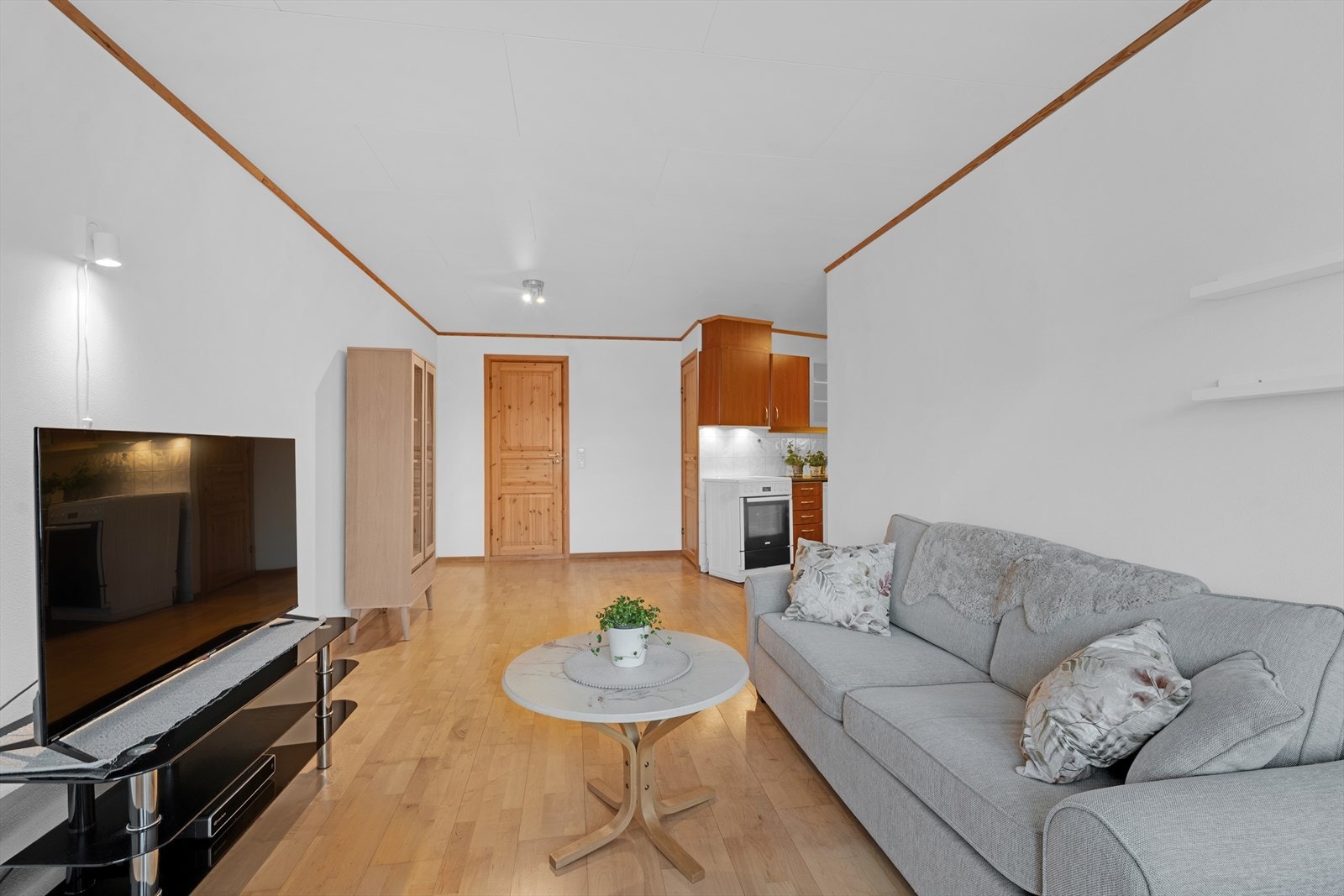 Stue og kjøkken i åpen og sosial løsning, med plass til både sitte- og spisegruppe. Galleribilde