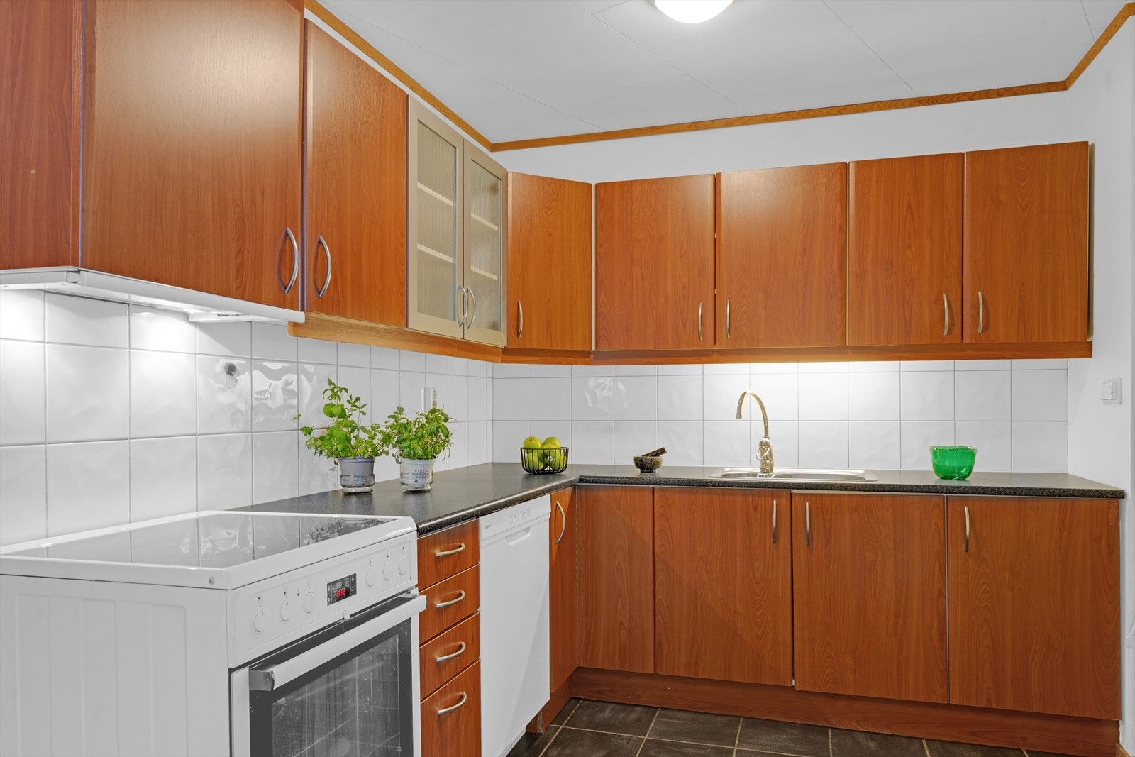 Kjøkken med rikelig skap- og benkeplass. Galleribilde