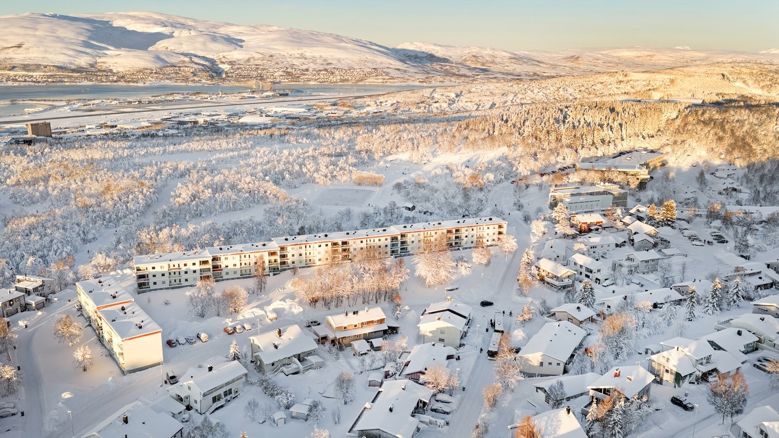 Boligen ligger fint til på toppen av Tromsøya, med gangavstand til bla. matbutikk, Prestvannet, lysløypa og Charlottenlund. Galleribilde