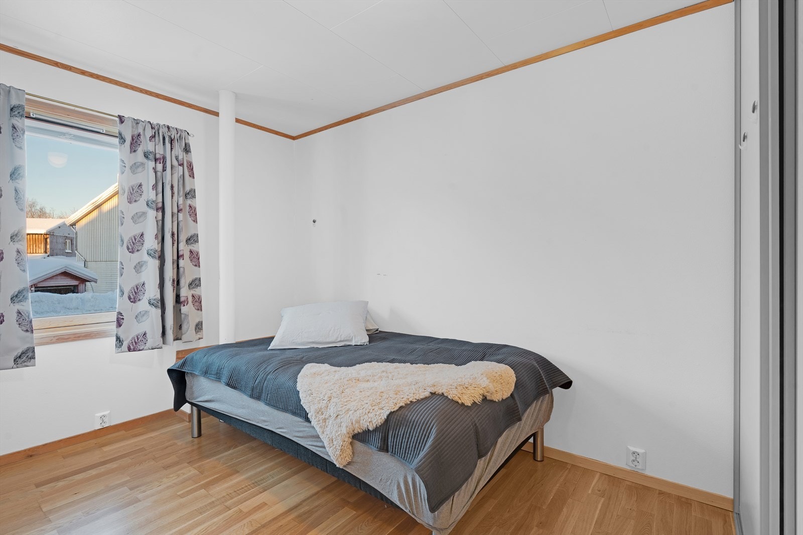 Romslig soverom med god plass til stor seng og garderobeløsninger. Galleribilde