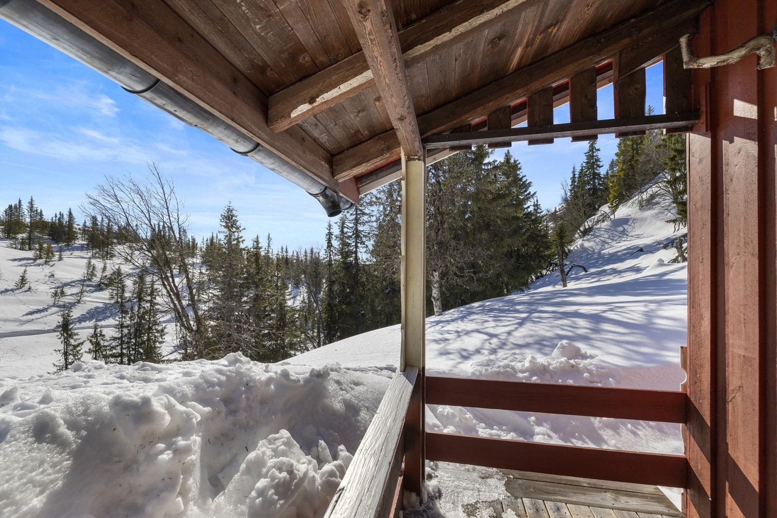 Overbygget terrasse ved inngangspartiet. Galleribilde