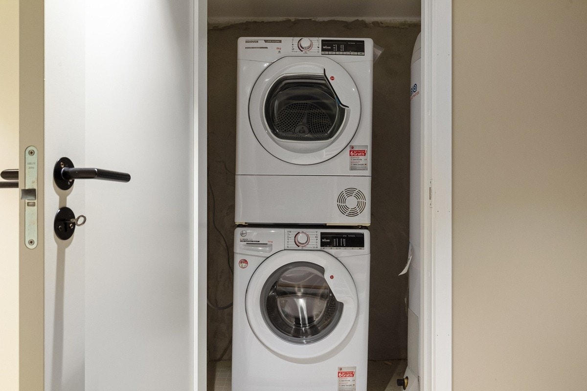 Vaskerom med vaskemaskin og tørketrommel. (Underetasje) Galleribilde