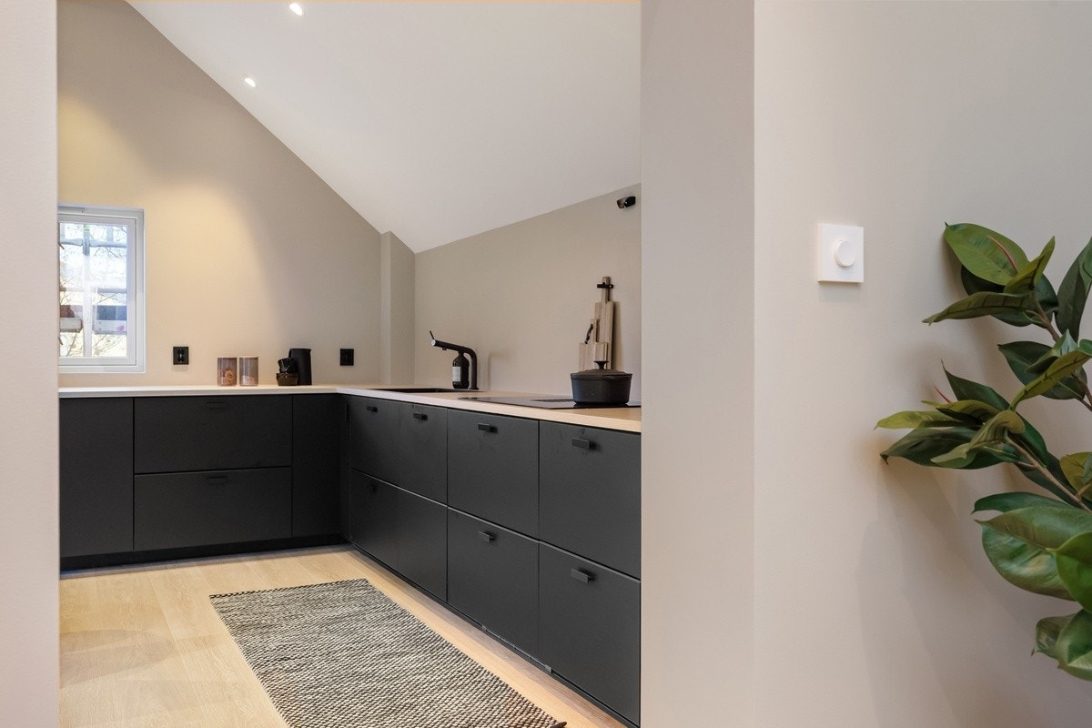 Kjøkken er møblert med hvitevarer og kjøkkenutstyr (2.etg) Galleribilde