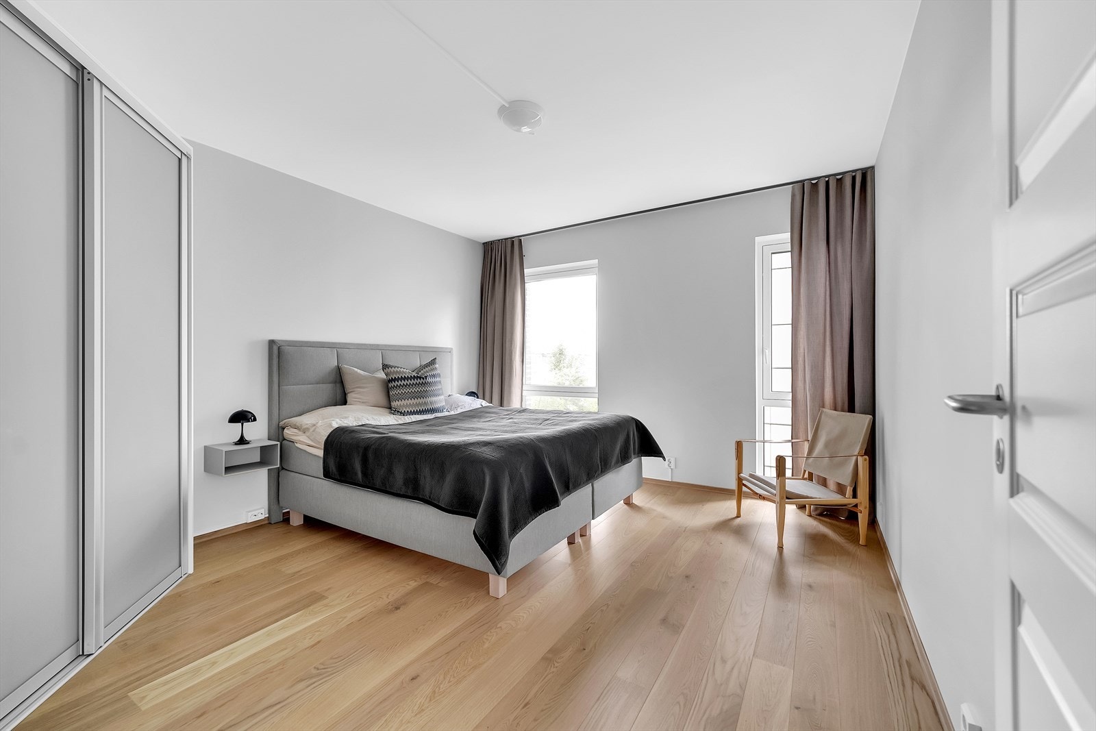 Hovedsoverom i god størrelse med innfelt skyvedørsgarderobe. Galleribilde