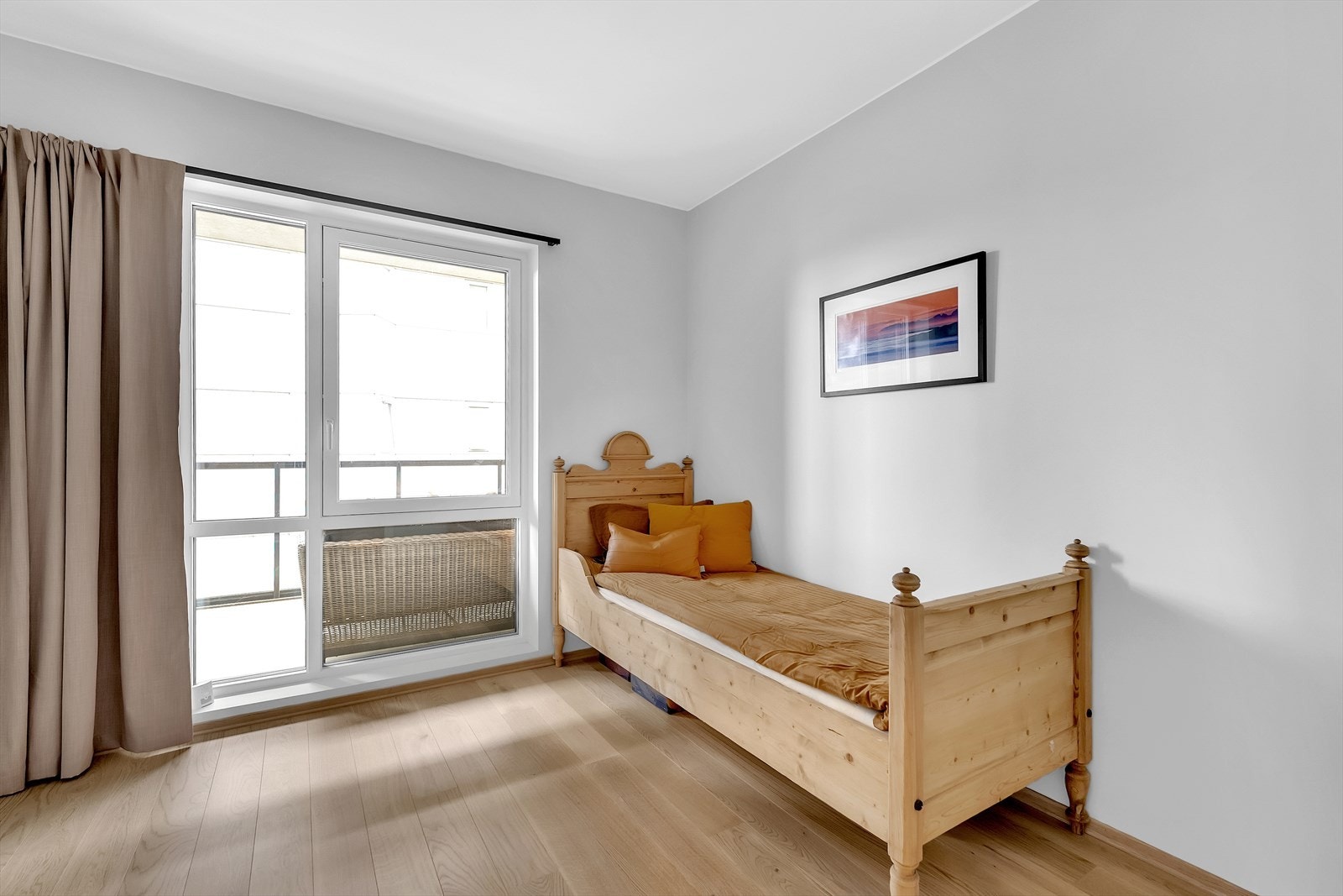 Soverom 2 i god størrelse. Soverommet har god plass til dobbeltseng og garderobe. Galleribilde