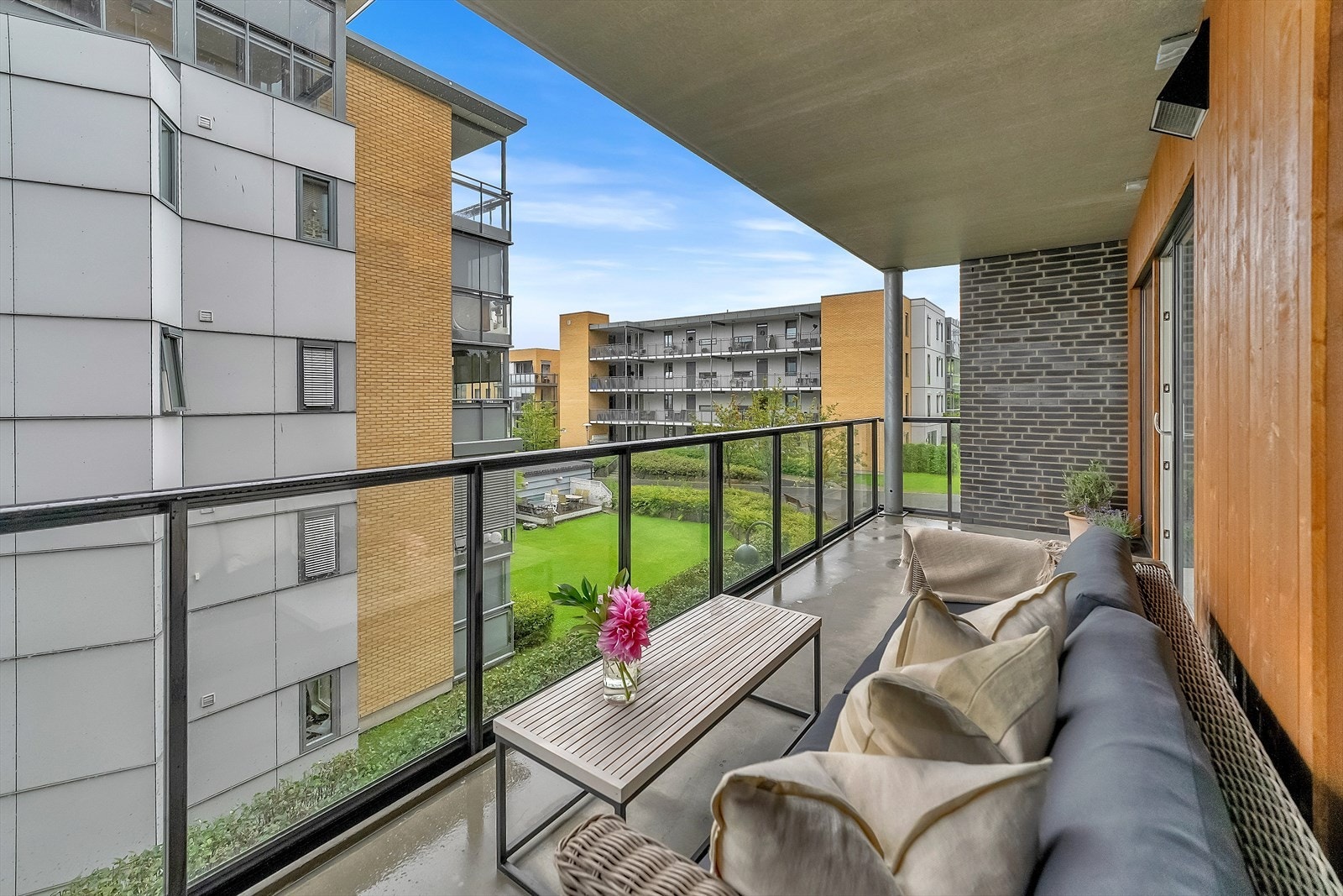 Leiligheten har en flott og overbygd terrasse i god størrelse med god plass til utemøblement. Adkomst fra stue. Galleribilde