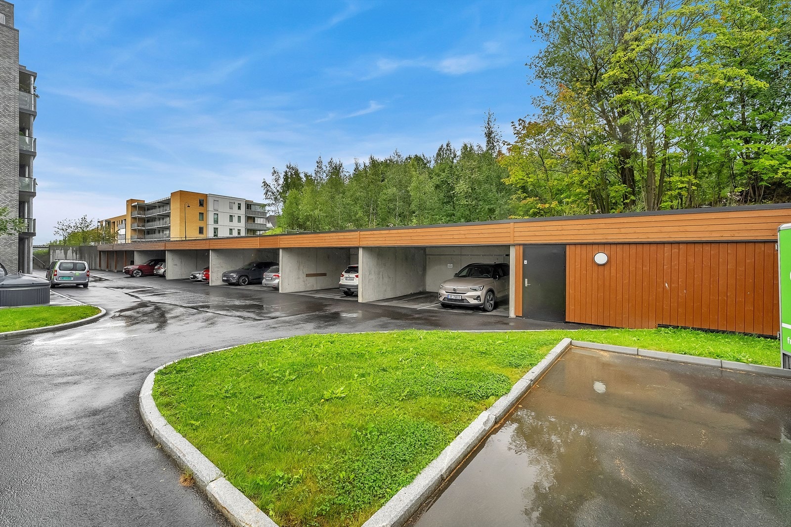 Utvendig carport med en biloppstillingsplass medfølger. Opplegg for el-billader. Galleribilde